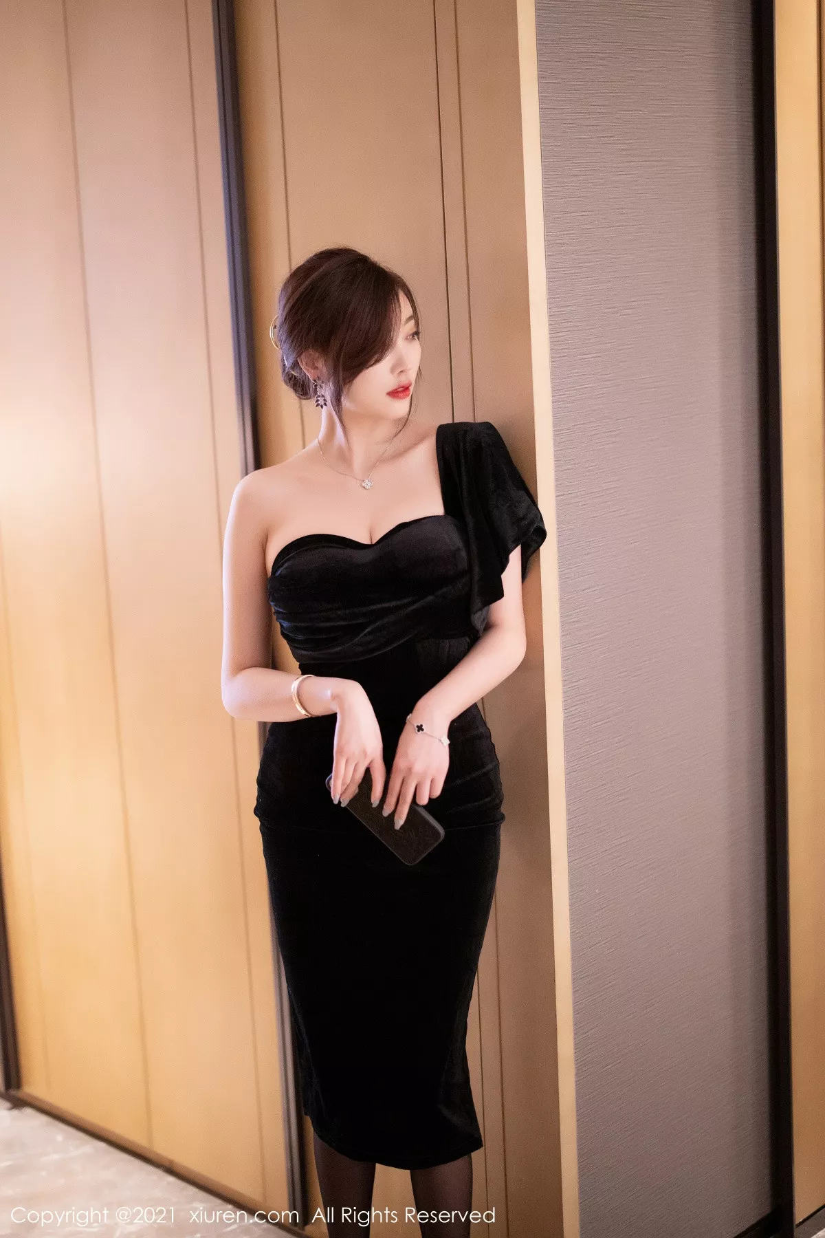 秀人集.com_[XiuRen秀人网]No.3184_女神杨晨晨sugar高贵典雅黑色礼裙配黑丝裤袜秀完美身材诱惑写真70P