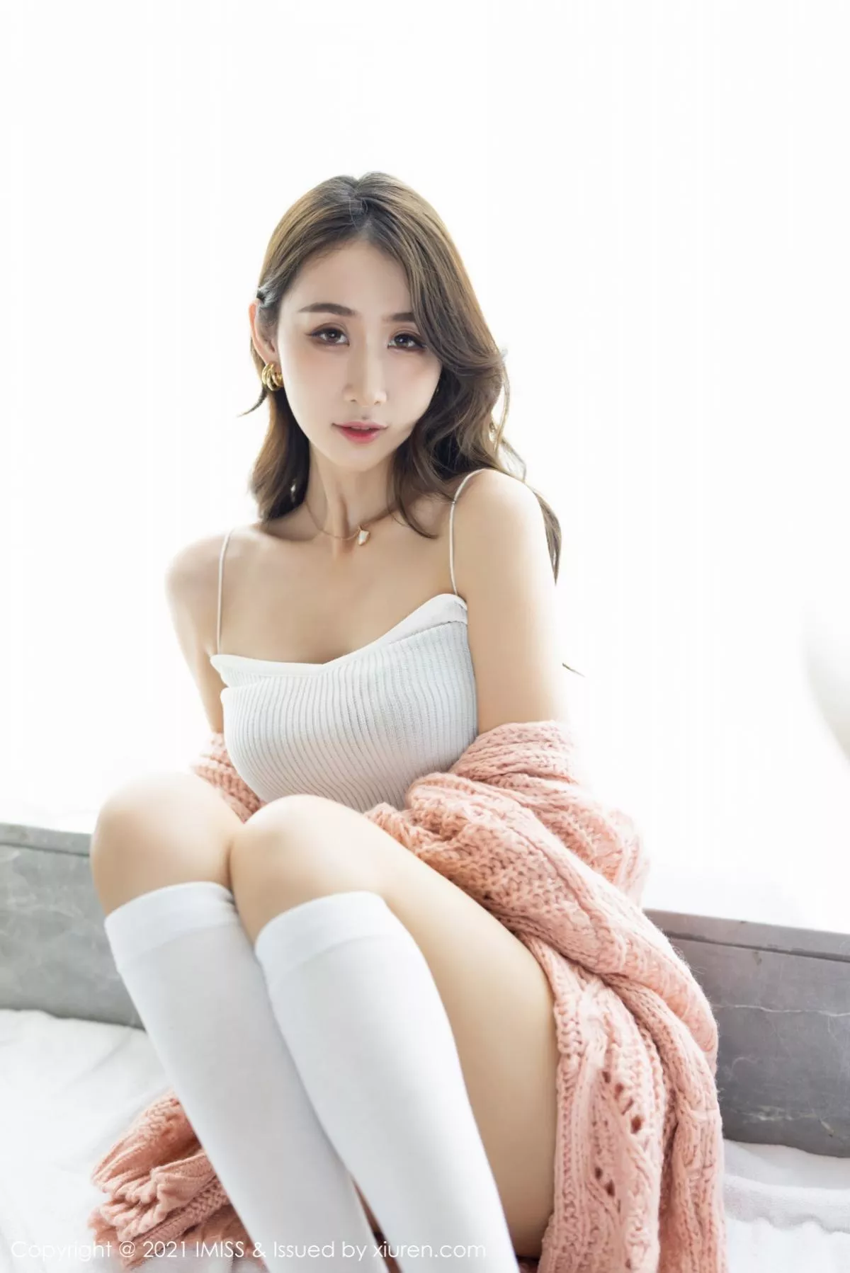 秀人集.com_[IMISS爱蜜社]Vol.561_嫩模萌白酱华丽典雅吊裙半撩露破烂肉丝裤袜秀翘臀诱惑写真65P