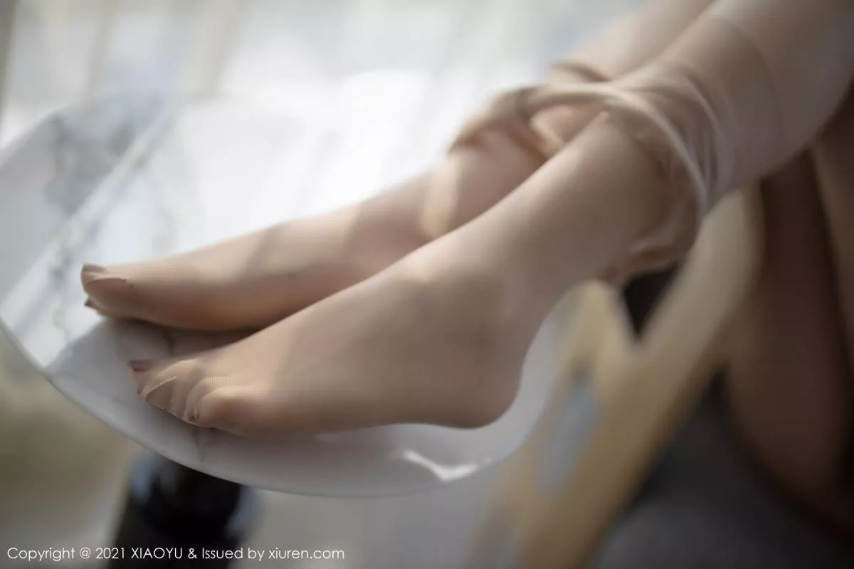 秀人集.com_[XiaoYu画语界]Vol.485_女神芝芝Booty时尚动人街拍脱皮裙露开档肉丝裤袜诱惑写真90P