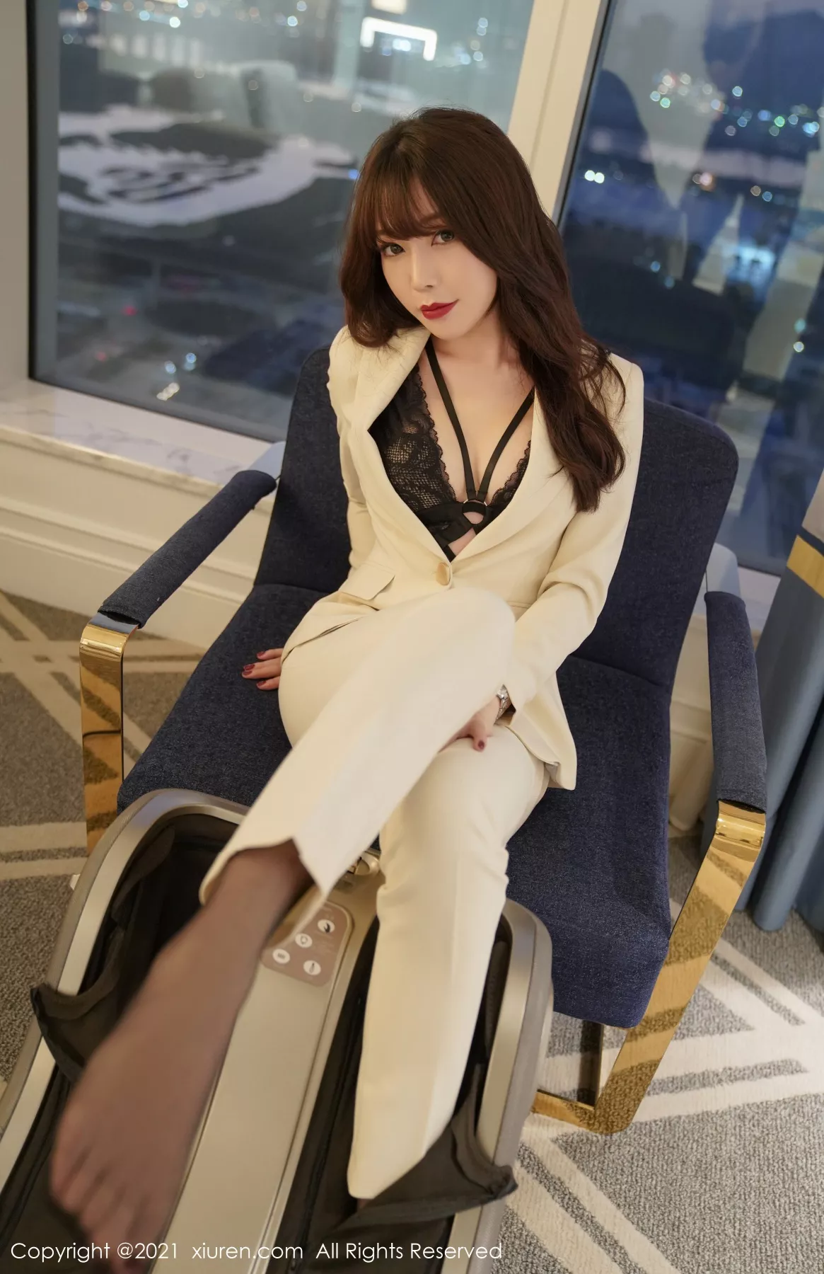 秀人集.com_[XiuRen秀人网]No.3195_女神芝芝Booty澳门旅拍私房脱制服露缕空蕾丝内衣诱惑写真78P