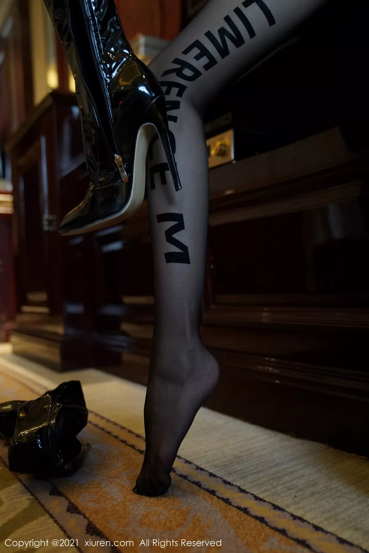 秀人集.com_[XiuRen秀人网]No.3207_御姐果儿Victoria江浙沪旅拍真空高叉连体衣配黑丝裤袜撩人诱惑写真50P