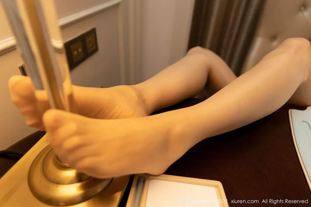 秀人集.com_[XiuRen秀人网]No.3220_女神王雨纯厦门旅拍下午茶主题后续半脱露开档肉丝裤袜诱惑写真53P