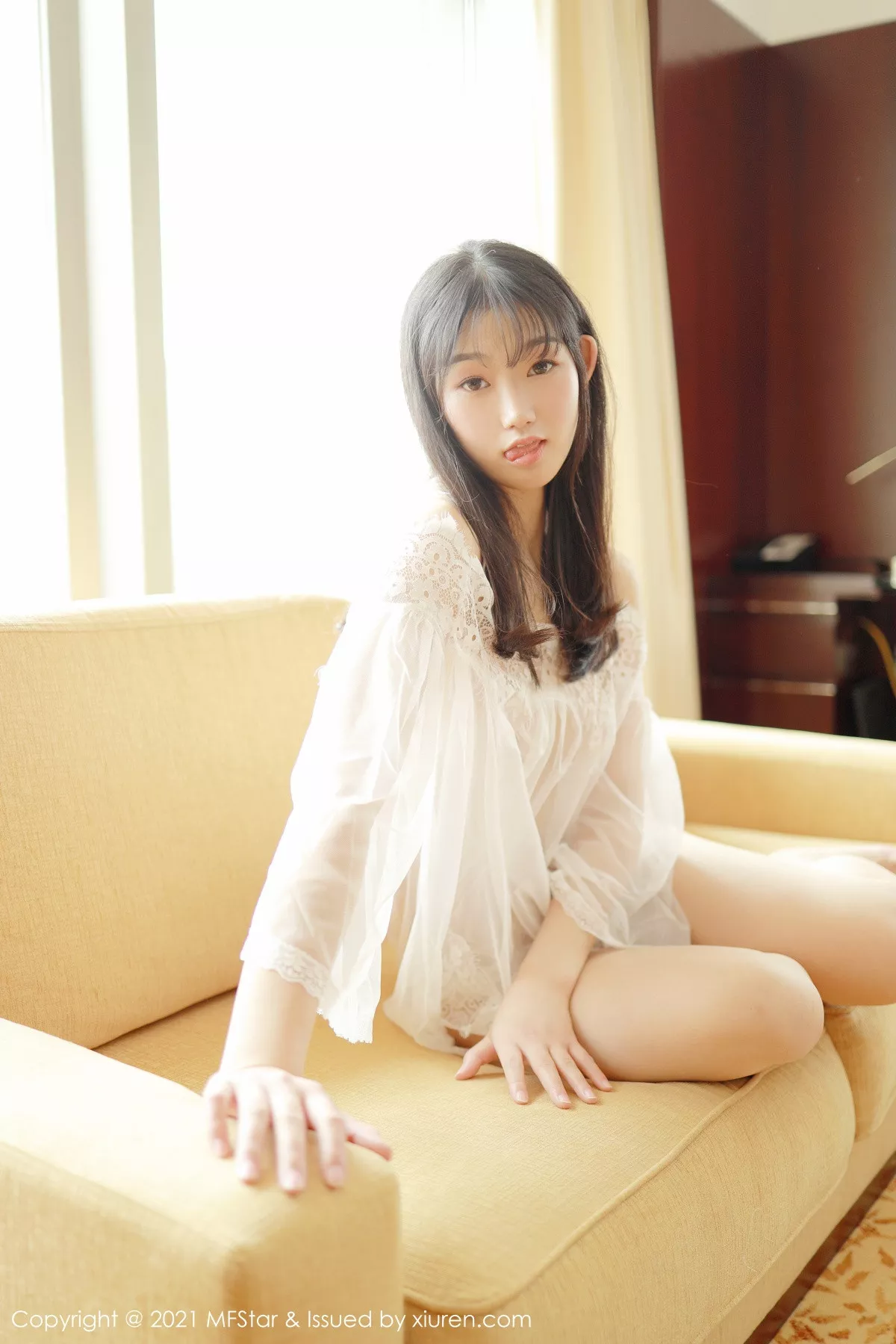秀人集.com_[MFStar模范学院]Vol.470_嫩模母崽崽私房沙发上白色轻薄通透服饰秀白嫩翘臀诱惑写真38P