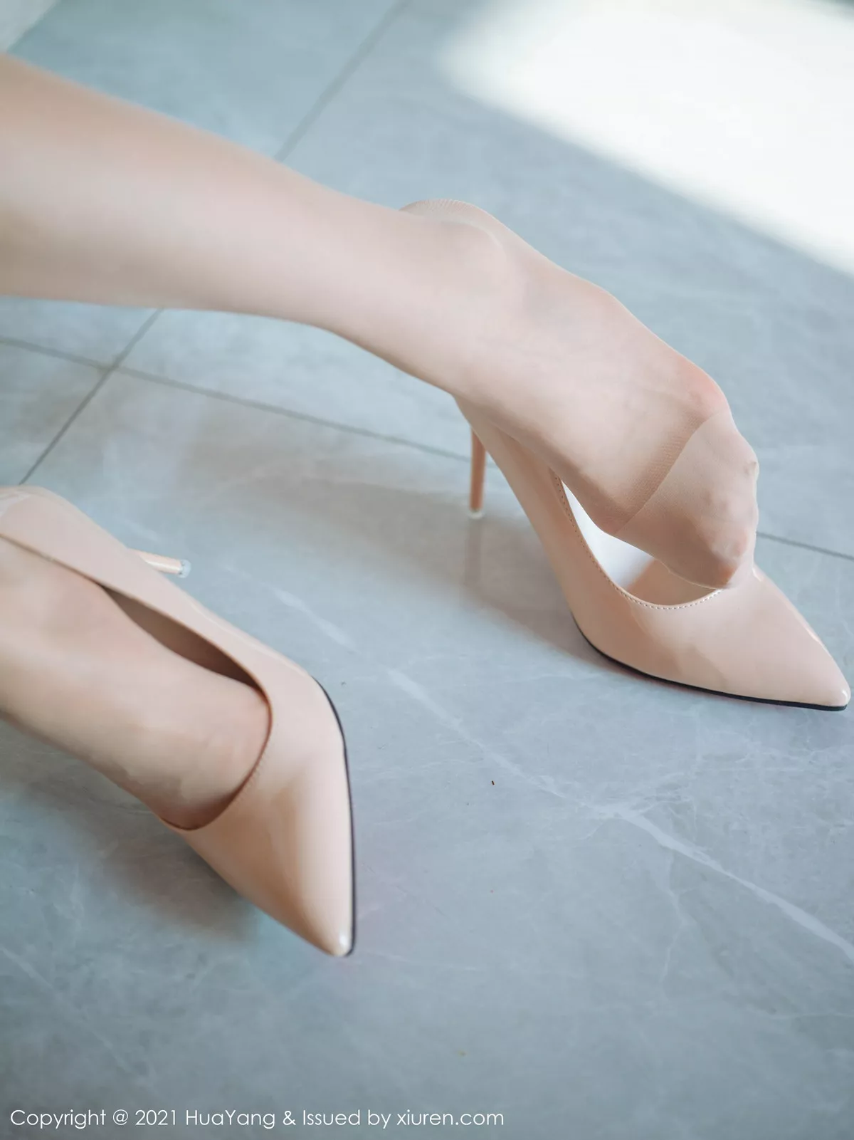 秀人集.com_[HuaYang花漾]Vol.375_嫩模方子萱私房床上色彩鲜丽镂空内衣配肉丝袜迷人诱惑写真42P