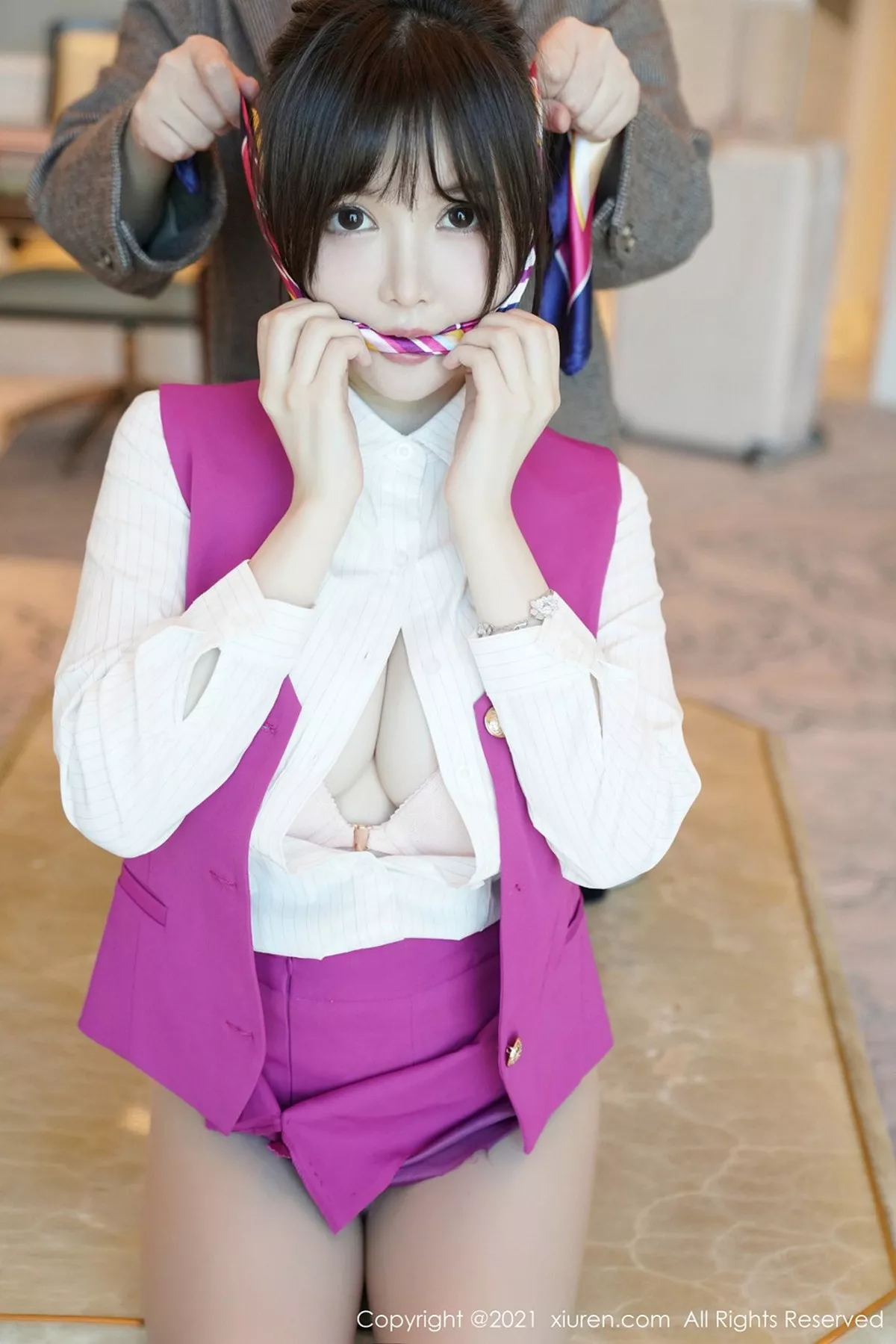 秀人集.com_[XiuRen秀人网]No.3103_女神糯美子Mini澳门旅拍粉色空乘制服下肉丝裤袜秀翘臀诱惑写真68P