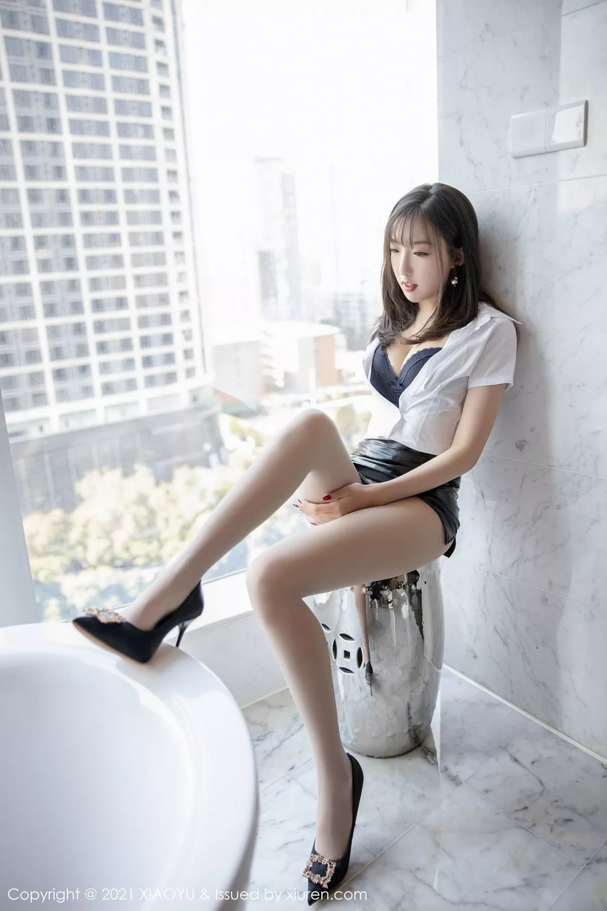 秀人集.com_[XiaoYu画语界]Vol.470_新人模特蜜桃酱o白衬衫配黑皮裙主题脱肉丝露翘臀诱惑写真94P