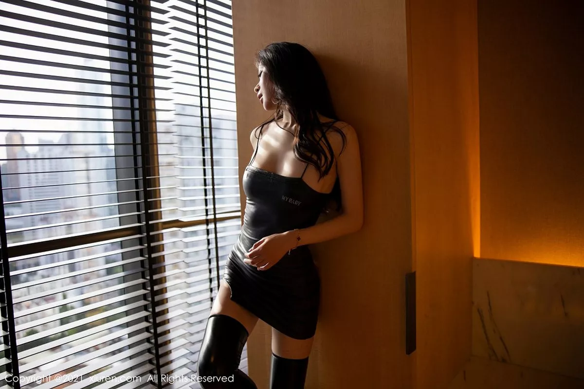 秀人集.com_[XiuRen秀人网]No.3104_嫩模梦心月心愿旅拍百叶窗下脱皮质吊裙秀性感美背迷人诱惑写真56P