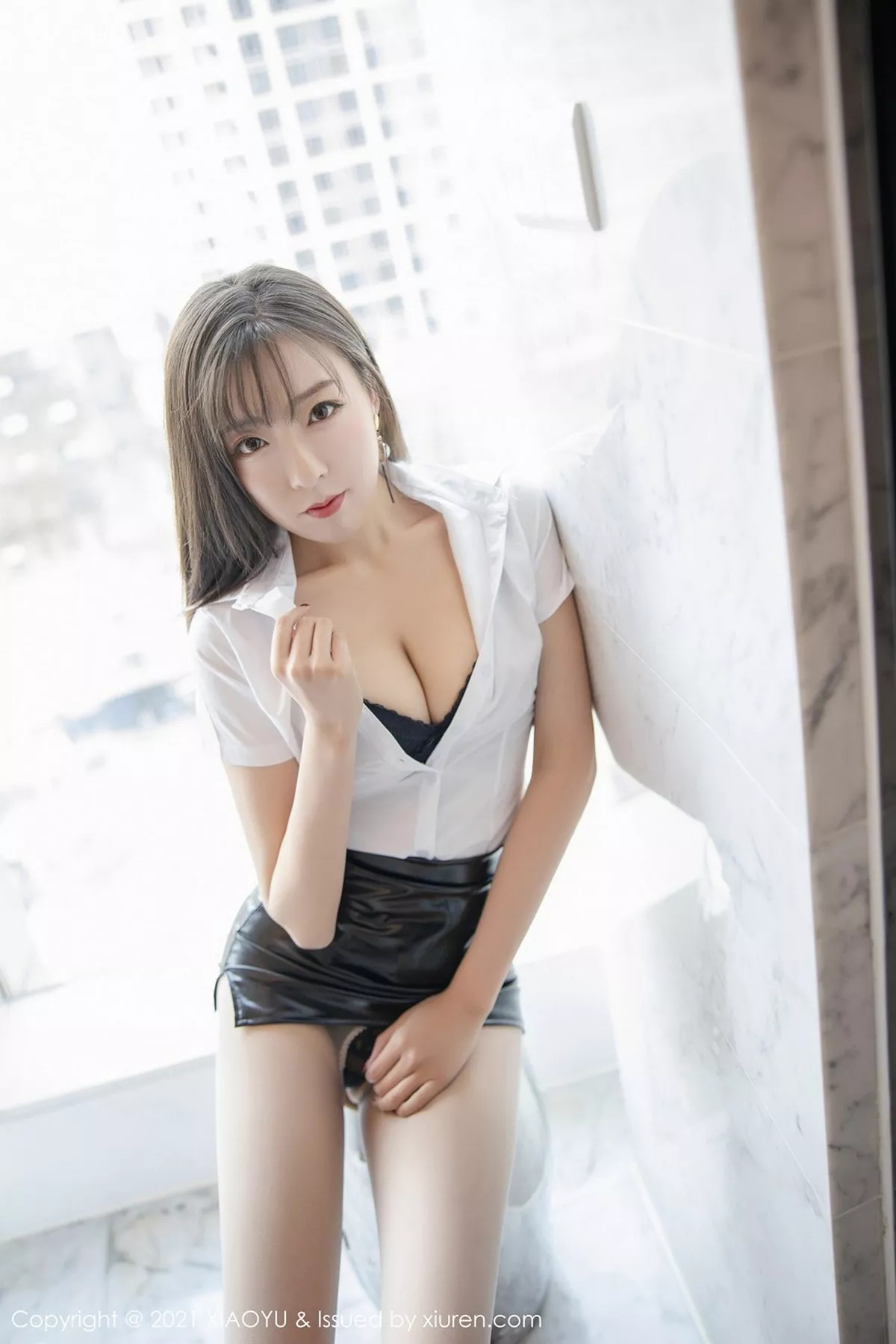 秀人集.com_[XiaoYu画语界]Vol.470_新人模特蜜桃酱o白衬衫配黑皮裙主题脱肉丝露翘臀诱惑写真94P