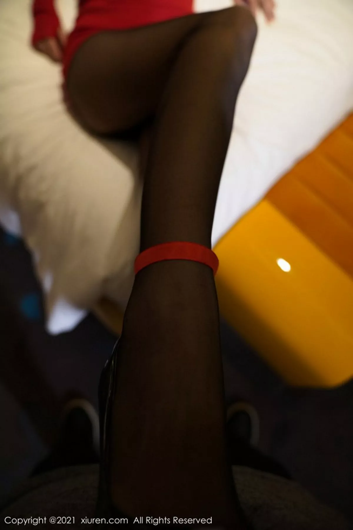 秀人集.com_[XiuRen秀人网]No.3113_嫩模葛征江浙沪旅拍鲜艳红色吊裙配黑丝裤袜秀苗条身材诱惑写真52P