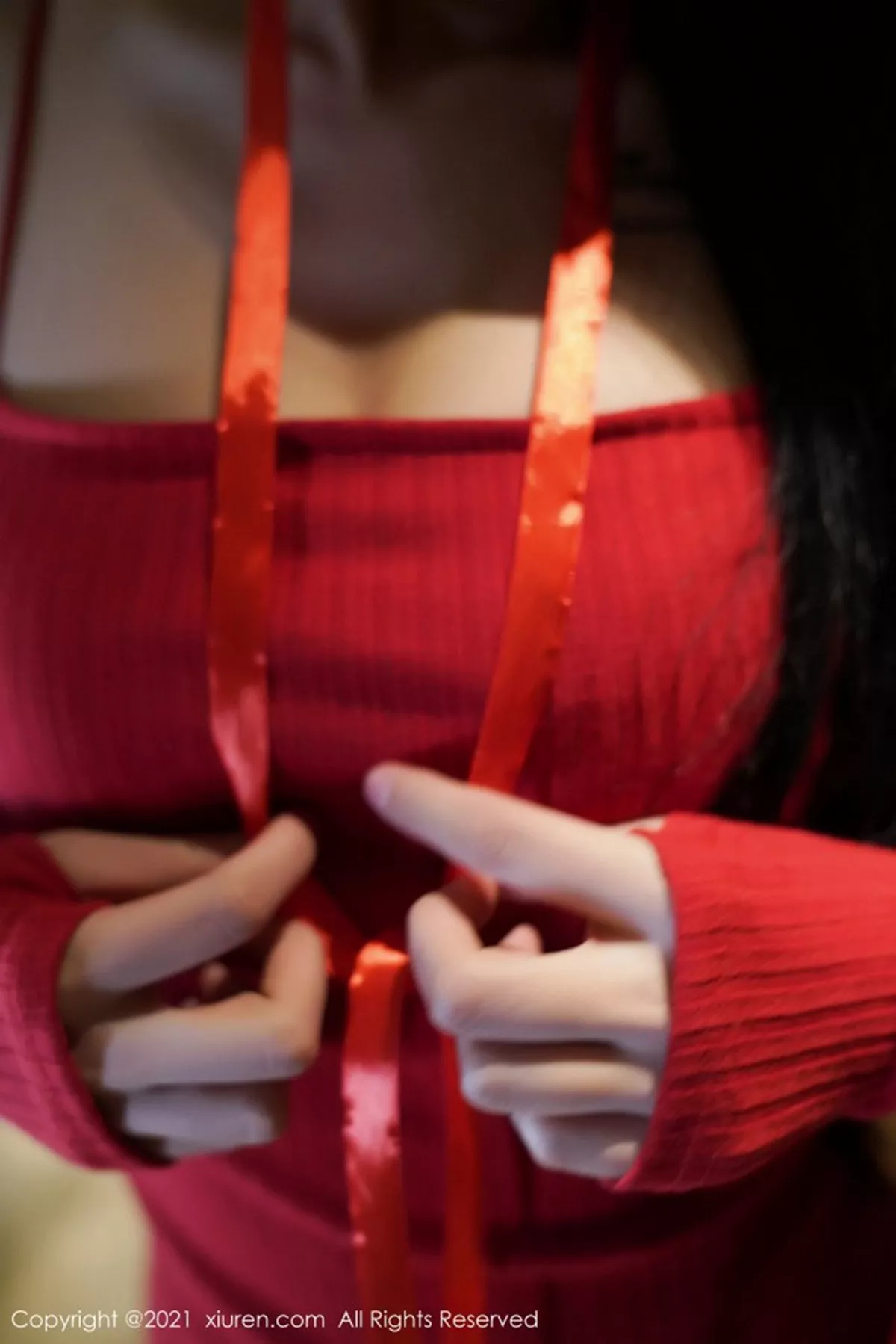 秀人集.com_[XiuRen秀人网]No.3113_嫩模葛征江浙沪旅拍鲜艳红色吊裙配黑丝裤袜秀苗条身材诱惑写真52P