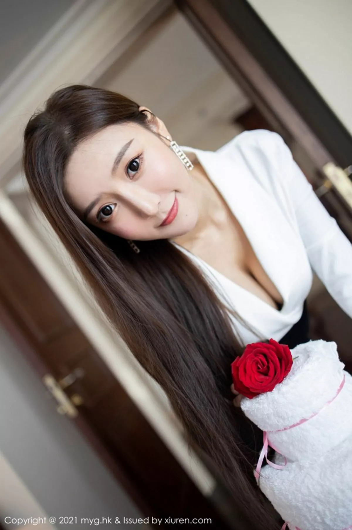 秀人集.com_[MyGirl美媛馆]Vol.492_女神王馨瑶yanni上司过生日主题黑裙下黑丝裤袜秀美腿诱惑写真88P