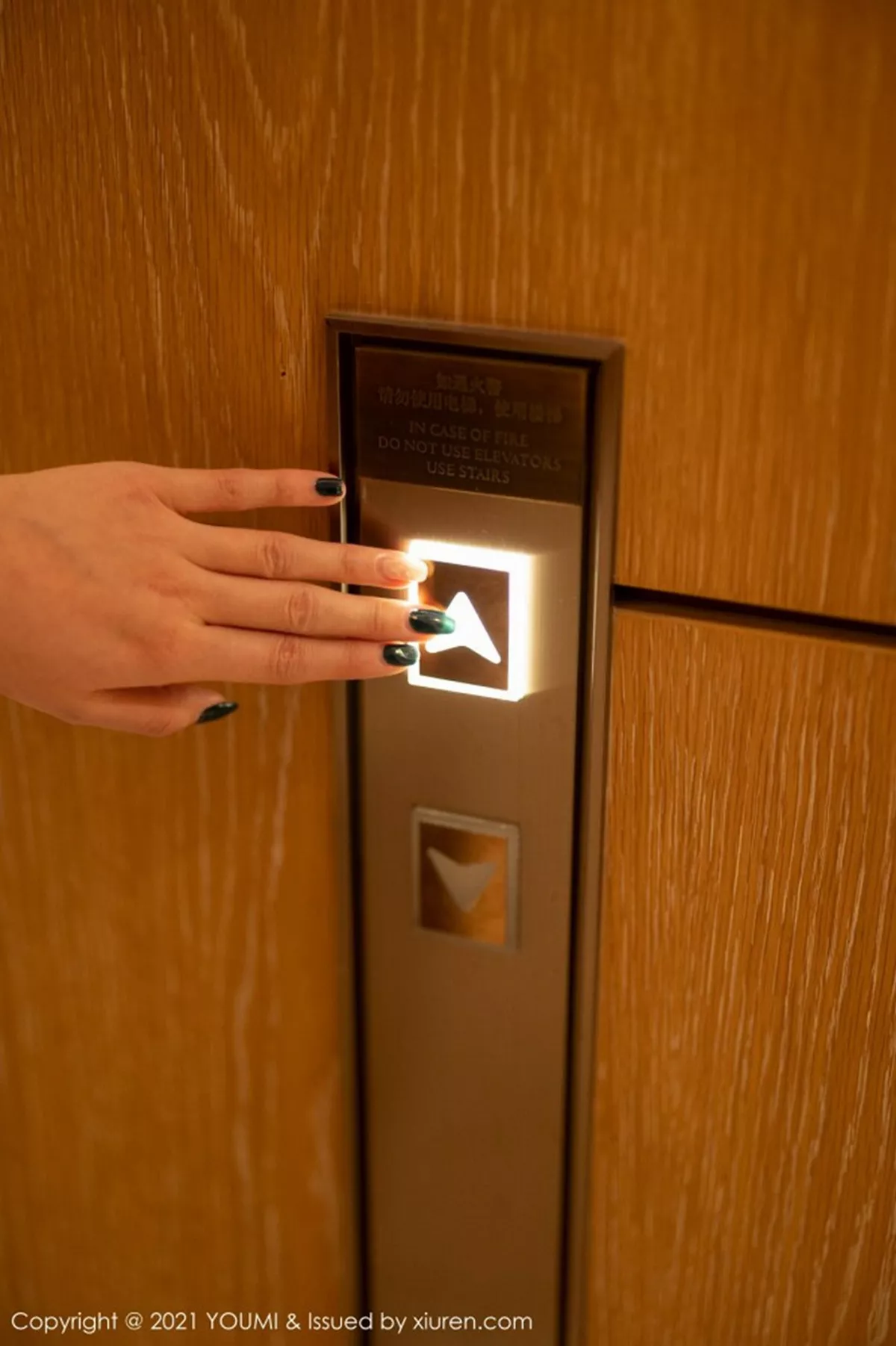 秀人集.com_[YouMi尤蜜荟]Vol.605_女神尤妮丝Egg厦门旅拍公关经理剧情主题半脱露豪乳翘臀诱惑写真112P