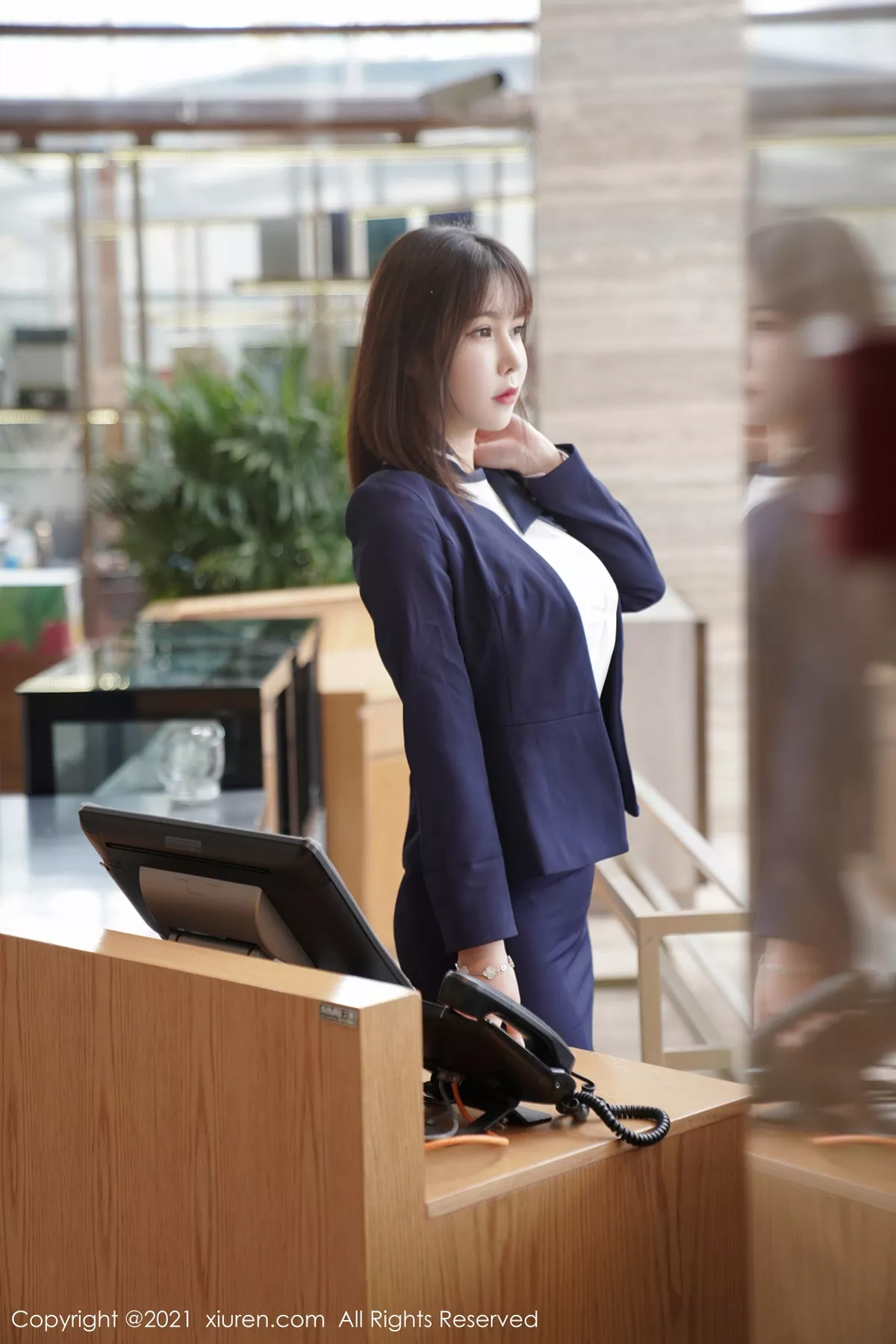 秀人集.com_[XiuRen秀人网]No.3221_嫩模晓鱼酱酒店前台剧情主题私房半脱露傲人豪乳撩人诱惑写真102P