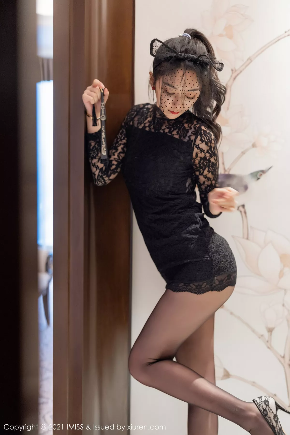 秀人集.com_[IMISS爱蜜社]Vol.566_女神小热巴私房床上半脱露性感内衣黑丝裤袜撩人诱惑写真63P