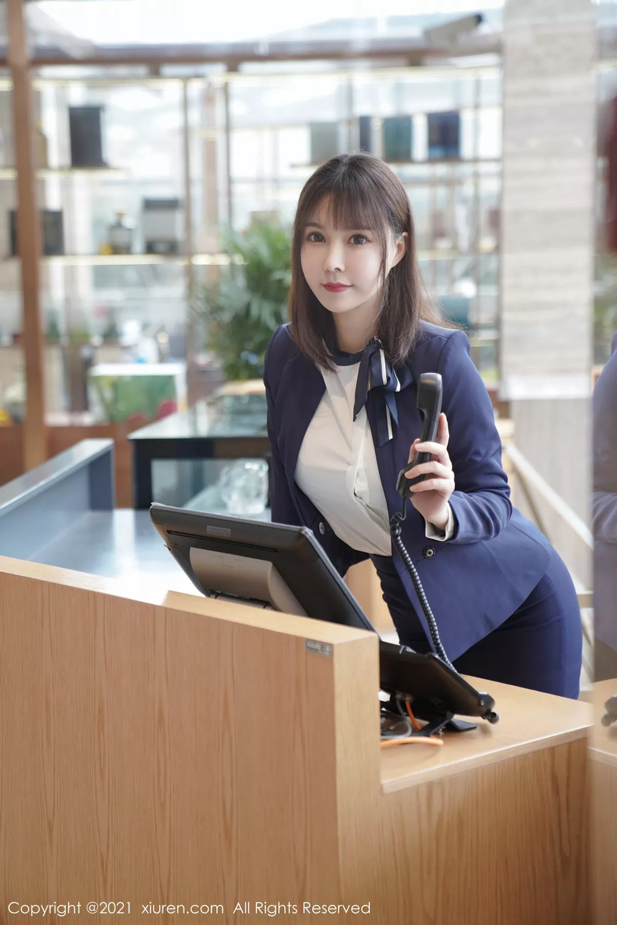 秀人集.com_[XiuRen秀人网]No.3221_嫩模晓鱼酱酒店前台剧情主题私房半脱露傲人豪乳撩人诱惑写真102P