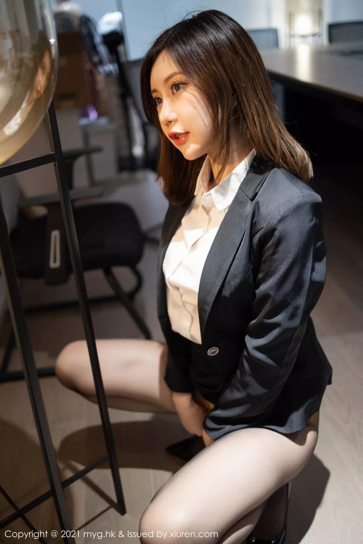 秀人集.com_[MyGirl美媛馆]Vol.499_女神Carina绮里嘉性感白衬衣配黑短裙露黑丝裤袜撩人诱惑写真80P