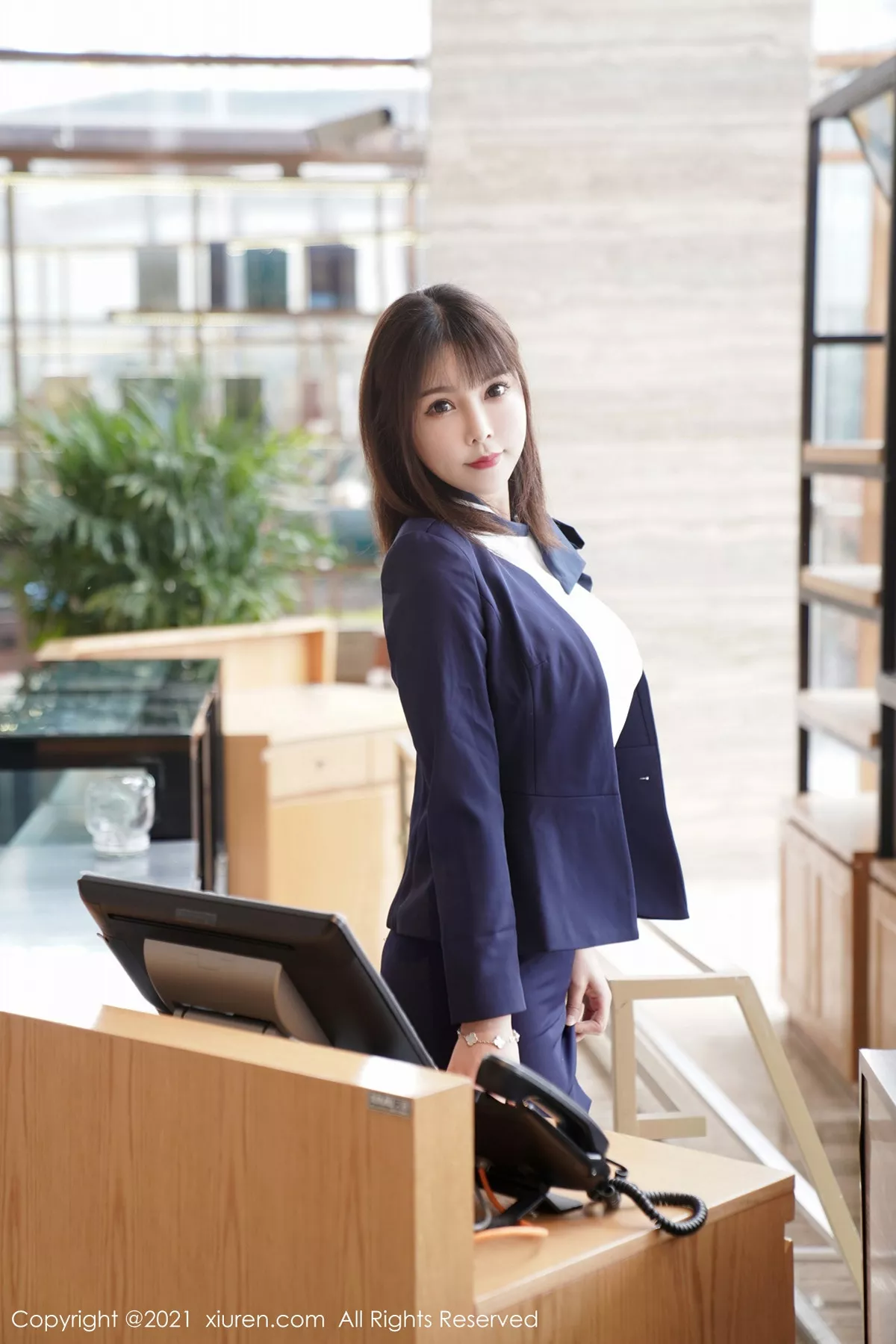 秀人集.com_[XiuRen秀人网]No.3221_嫩模晓鱼酱酒店前台剧情主题私房半脱露傲人豪乳撩人诱惑写真102P