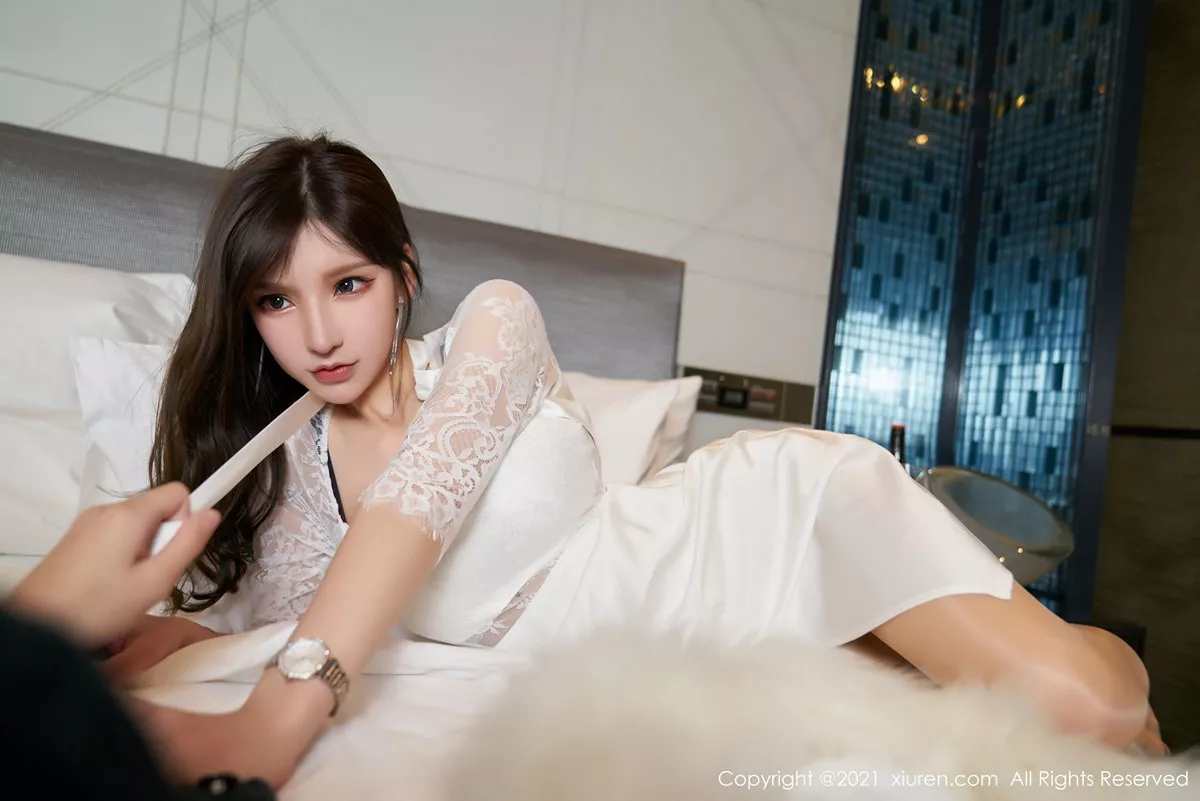 秀人集.com_[XiuRen秀人网]No.3230_女神周于希Sandy私房床上酒后半脱露丰满身材极致诱惑写真70P