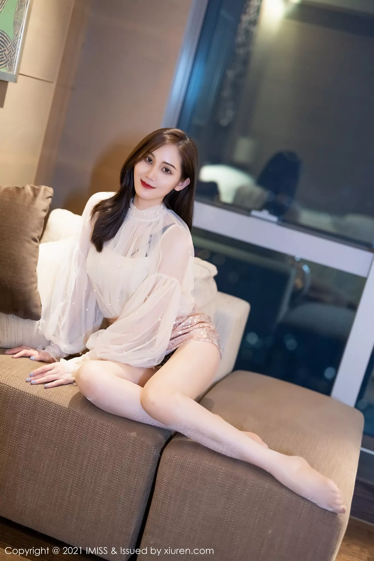 秀人集.com_[IMISS爱蜜社]Vol.567_气质女神SISY思私房床上半脱露性感内衣秀完美身材诱惑写真52P