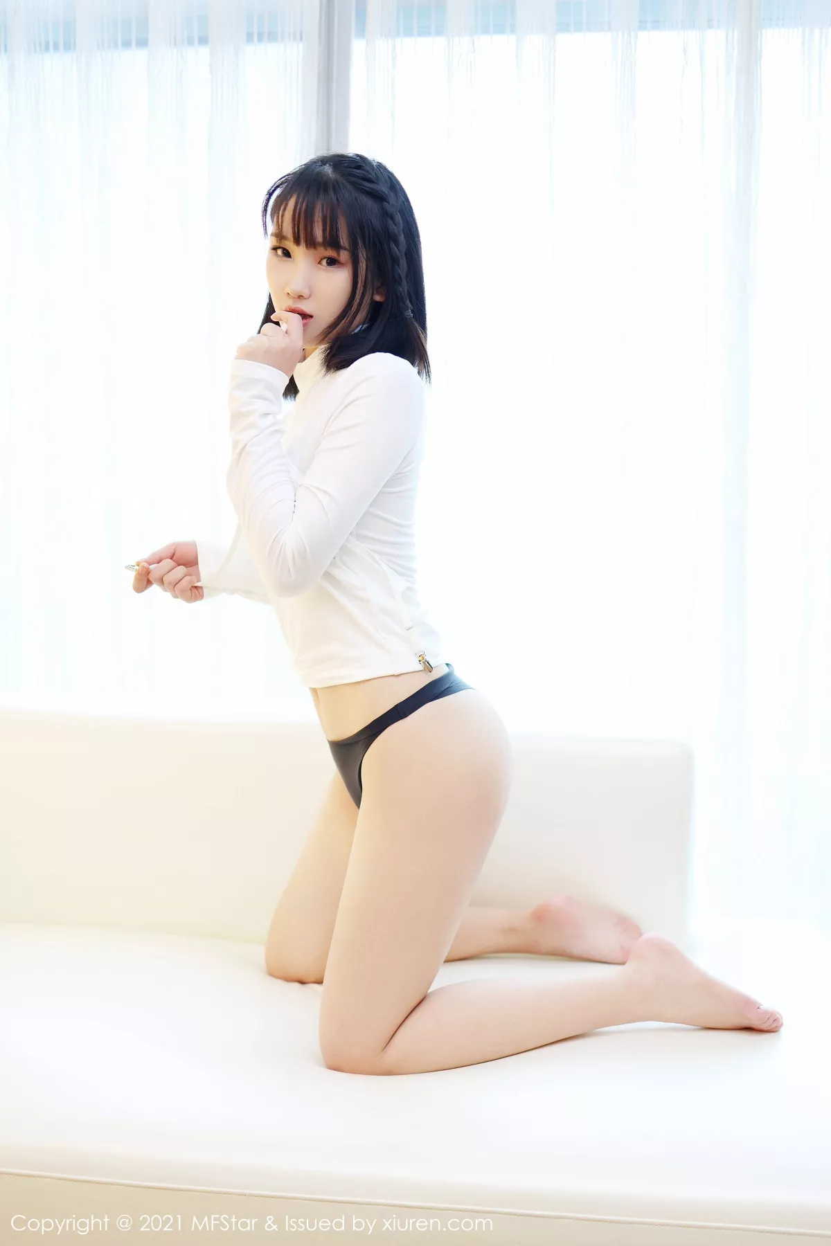 秀人集.com_[MFStar模范学院]Vol.473_新人模特果果吖私房性感白色服饰半脱黑色内裤诱惑写真40P