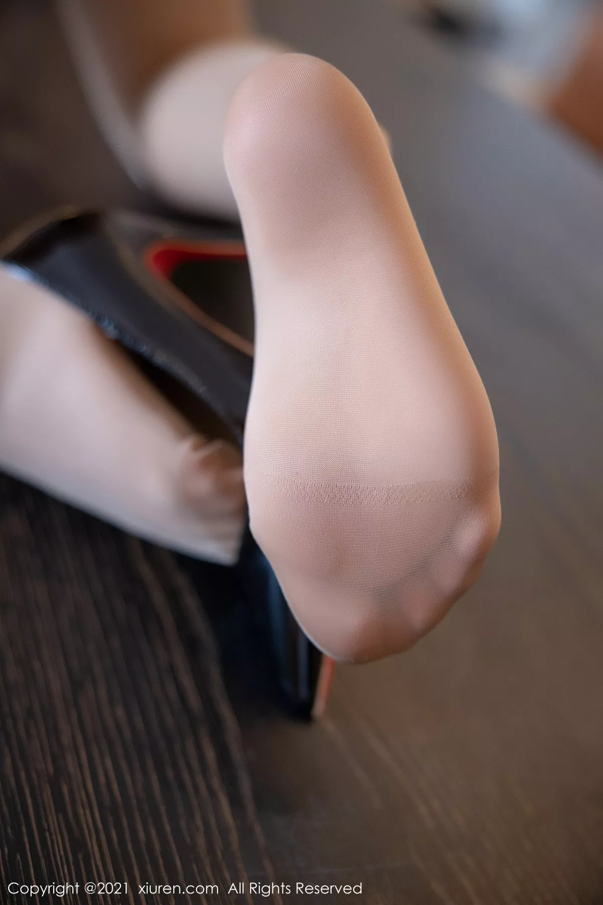 秀人集.com_[XiuRen秀人网]No.3240_嫩模Cherry绯月樱三亚旅拍私房黑皮裙露无内肉丝裤袜诱惑写真62P