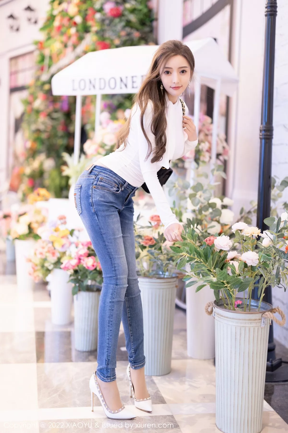 秀人集.com_[XiaoYu画语界]Vol.812_女神王馨瑶yanni白色收身上衣配牛仔裤半脱露无内肉丝诱惑写真82P