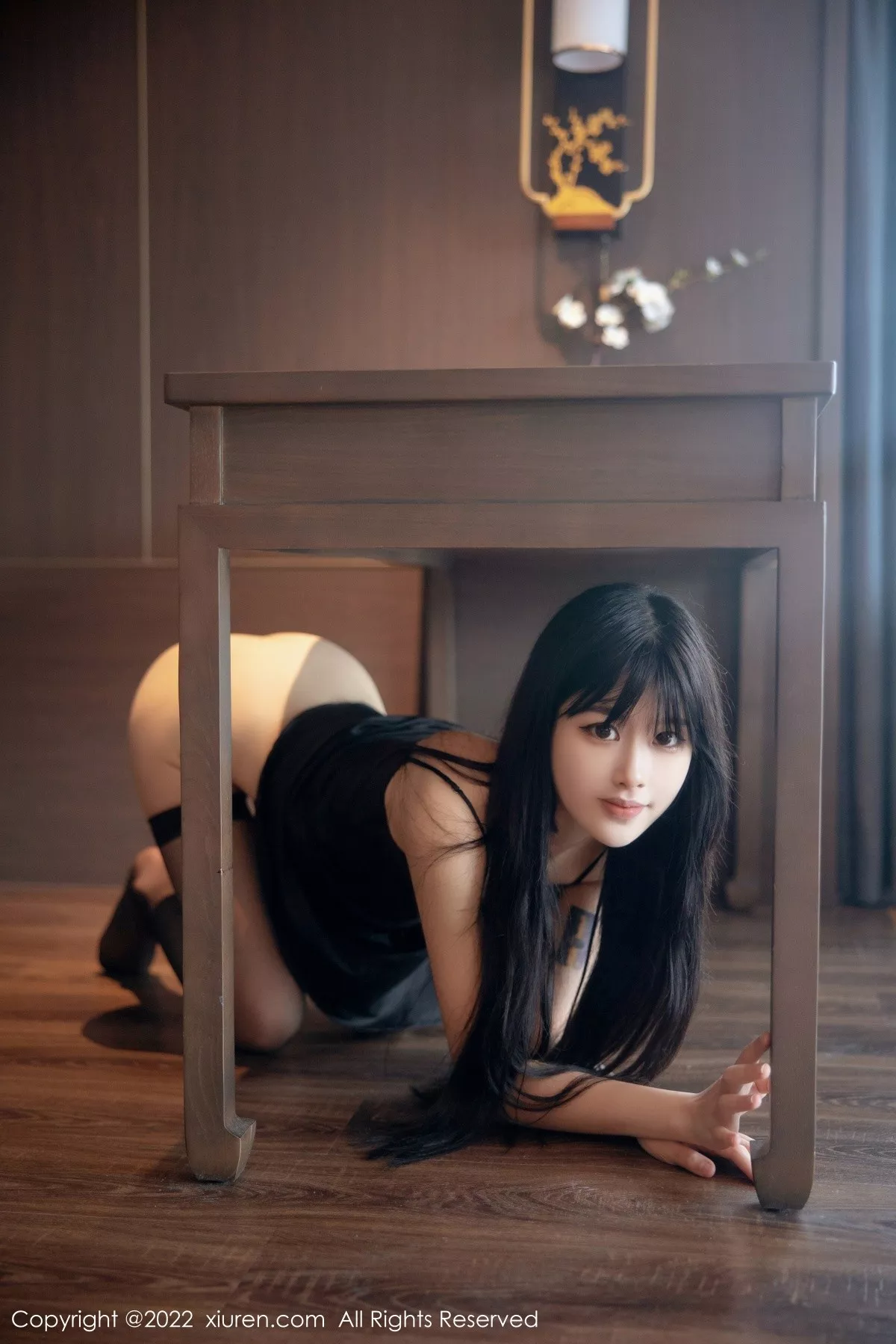 秀人集.com_[XiuRen秀人网]No.5228_模特77qiqi私房性感黑色吊带连衣裙配黑丝袜秀翘臀美腿诱惑写真67P