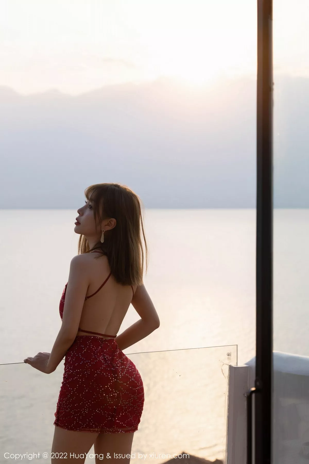 秀人集.com_[HuaYang花漾]Vol.506_女神王雨纯大理旅拍红色吊带短裙配黑色丁字裤秀翘臀诱惑写真52P