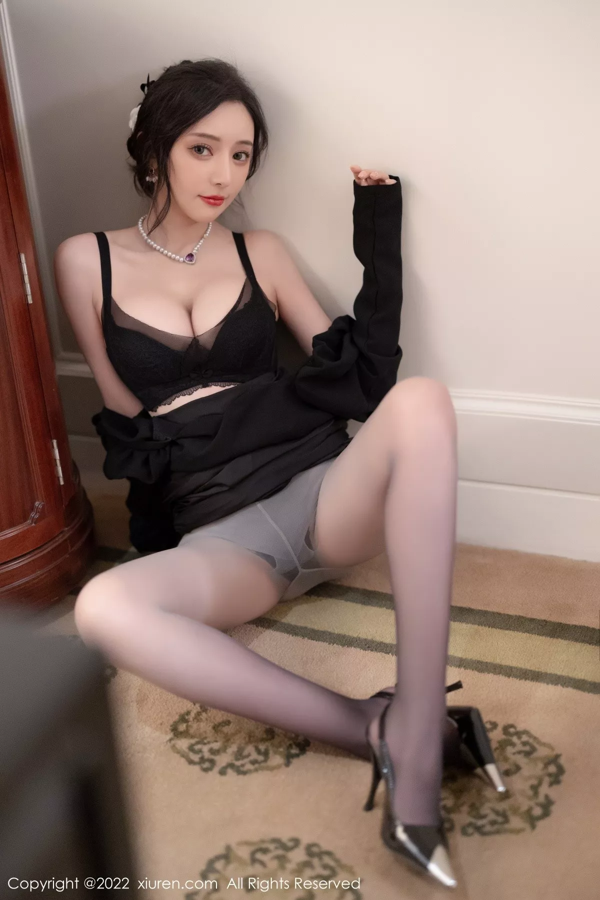 秀人集.com_[XiuRen秀人网]No.5251_女神王馨瑶yanni厦门旅拍脱连衣裙露性感黑色蕾丝内衣诱惑写真86P