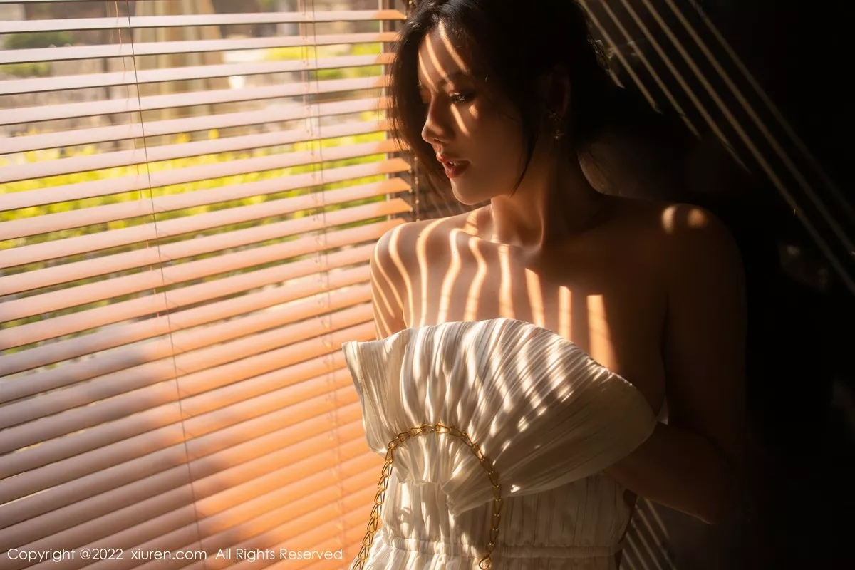 秀人集.com_[XiuRen秀人网]No.5246_模特就是阿朱啊广州-云南旅拍露背白色连衣裙配蕾丝袜诱惑写真71P