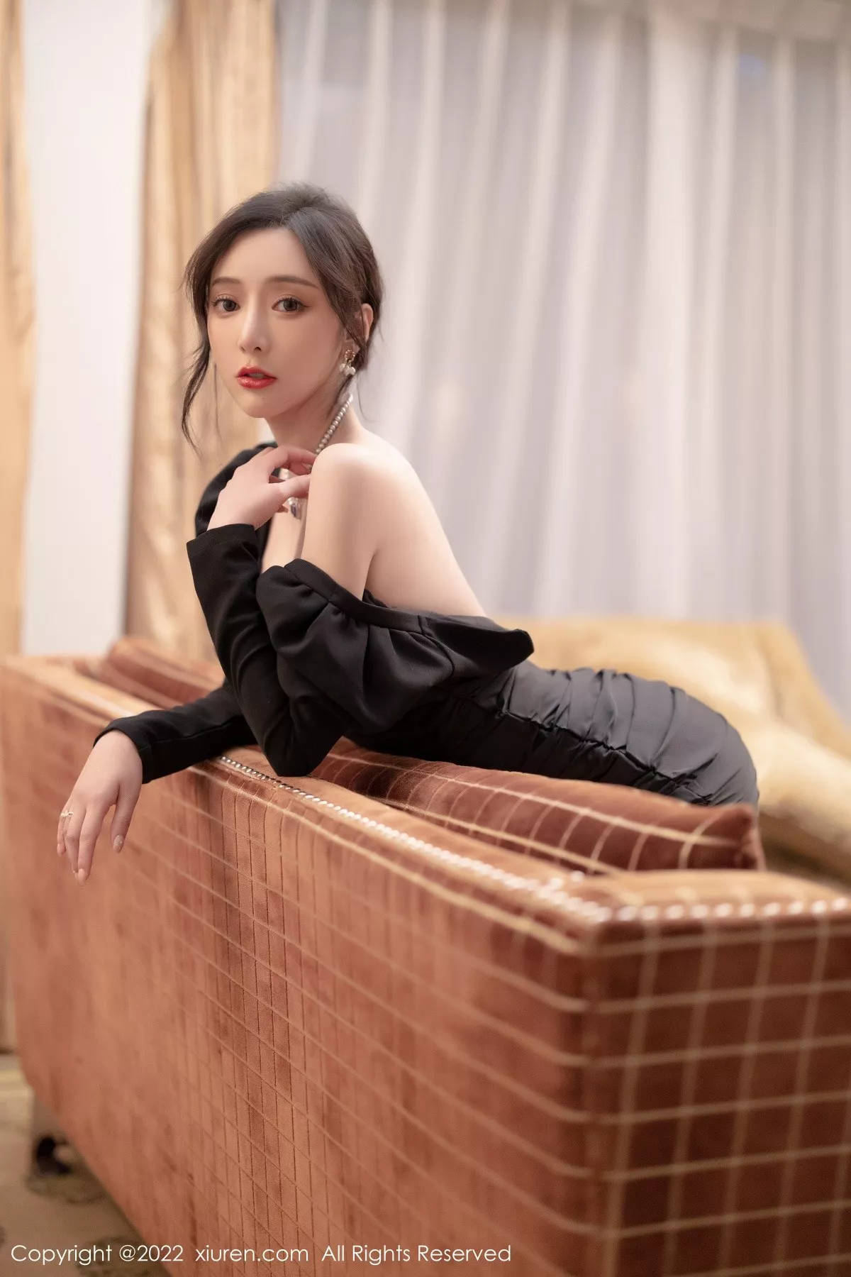 秀人集.com_[XiuRen秀人网]No.5251_女神王馨瑶yanni厦门旅拍脱连衣裙露性感黑色蕾丝内衣诱惑写真86P