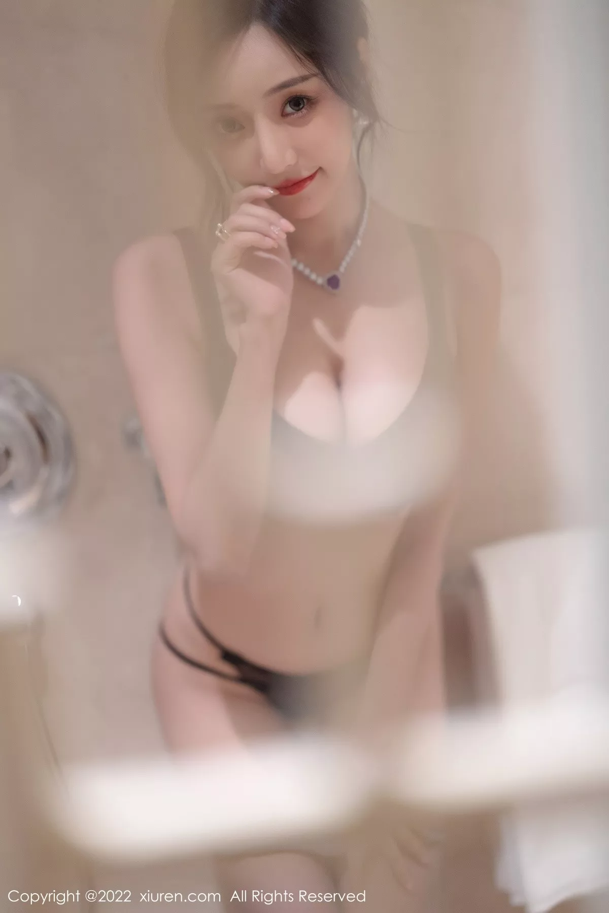 秀人集.com_[XiuRen秀人网]No.5251_女神王馨瑶yanni厦门旅拍脱连衣裙露性感黑色蕾丝内衣诱惑写真86P