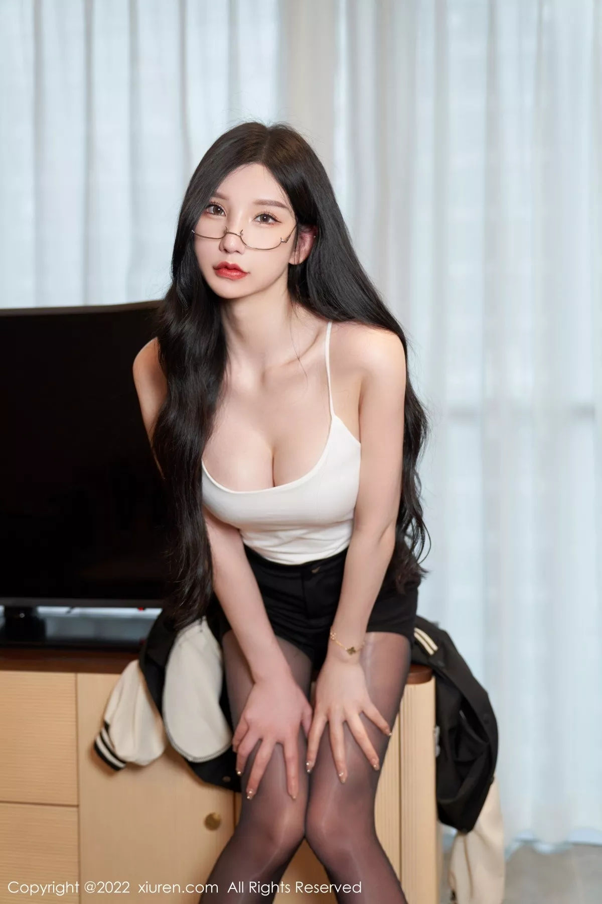 秀人集.com_[XiuRen秀人网]No.5253_女神周于希Sally心愿旅拍白色低胸吊带配无内黑丝极致魅惑写真69P