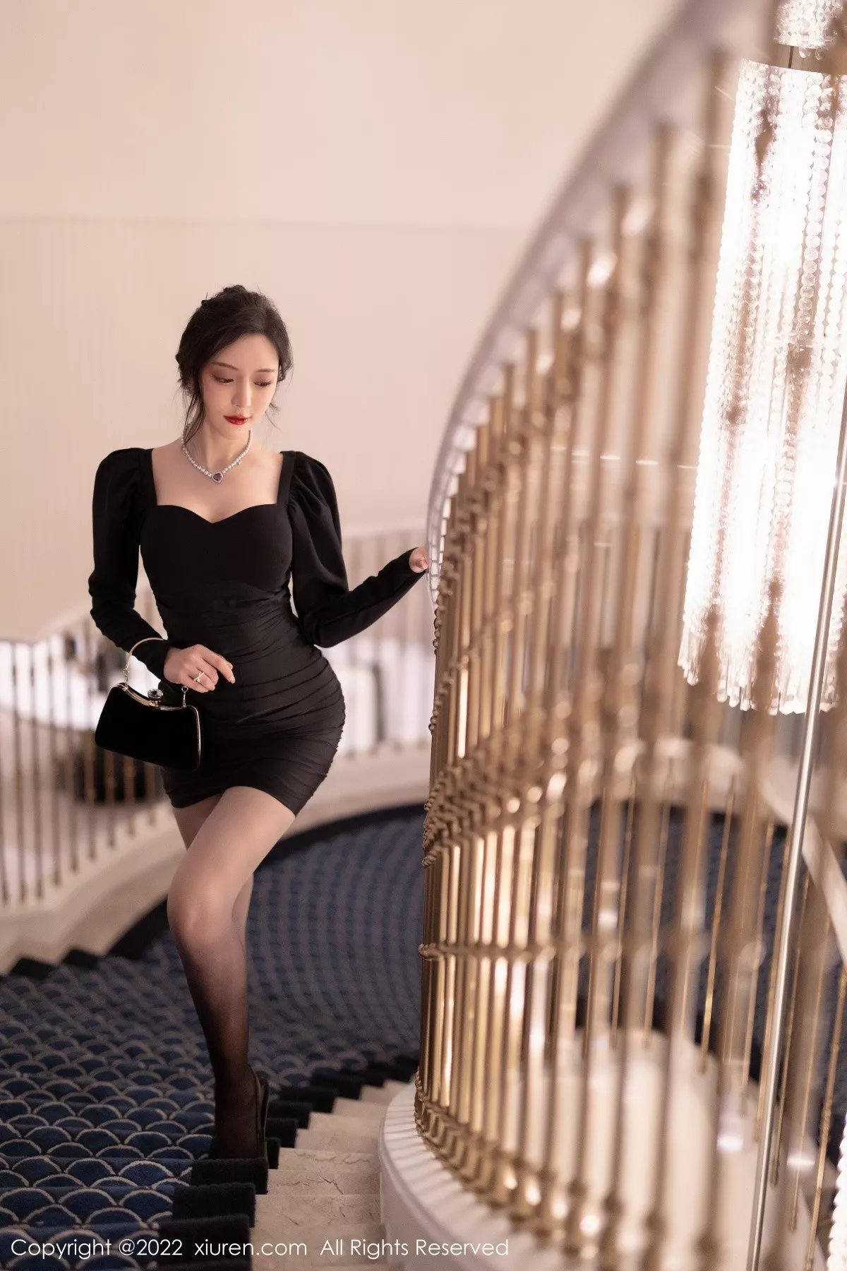 秀人集.com_[XiuRen秀人网]No.5251_女神王馨瑶yanni厦门旅拍脱连衣裙露性感黑色蕾丝内衣诱惑写真86P
