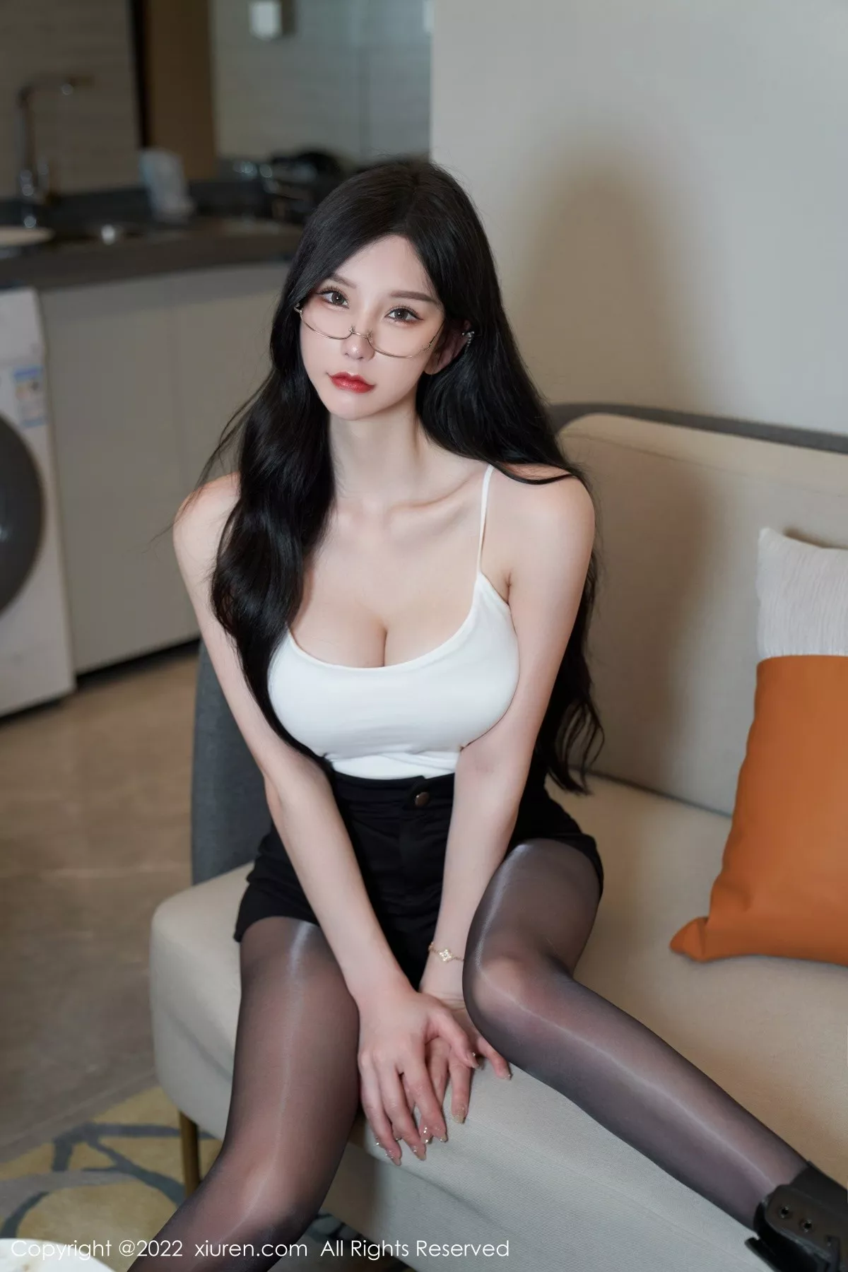 秀人集.com_[XiuRen秀人网]No.5253_女神周于希Sally心愿旅拍白色低胸吊带配无内黑丝极致魅惑写真69P