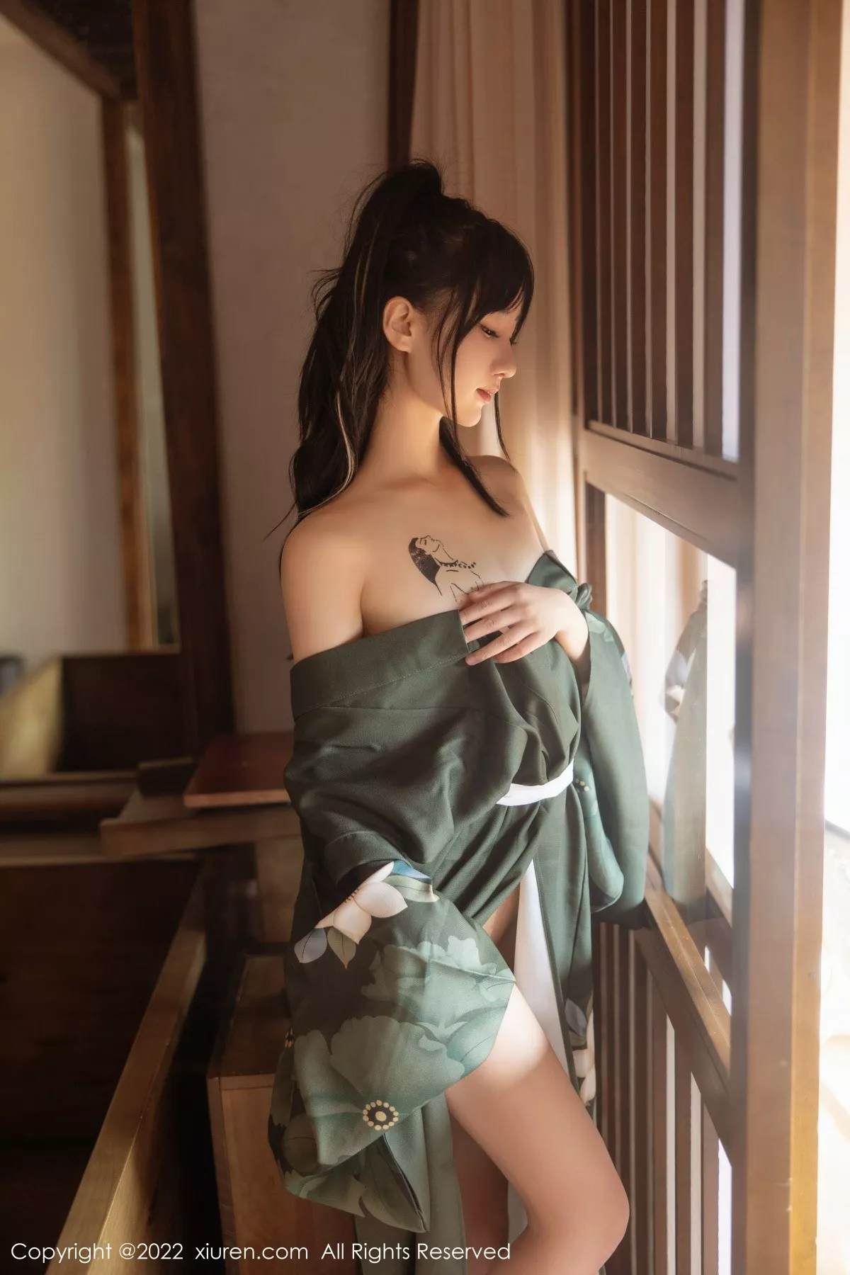 秀人集.com_[XiuRen秀人网]No.5256_女神小果冻儿大理旅拍私房暗绿色真空和服秀完美身材诱惑写真85P