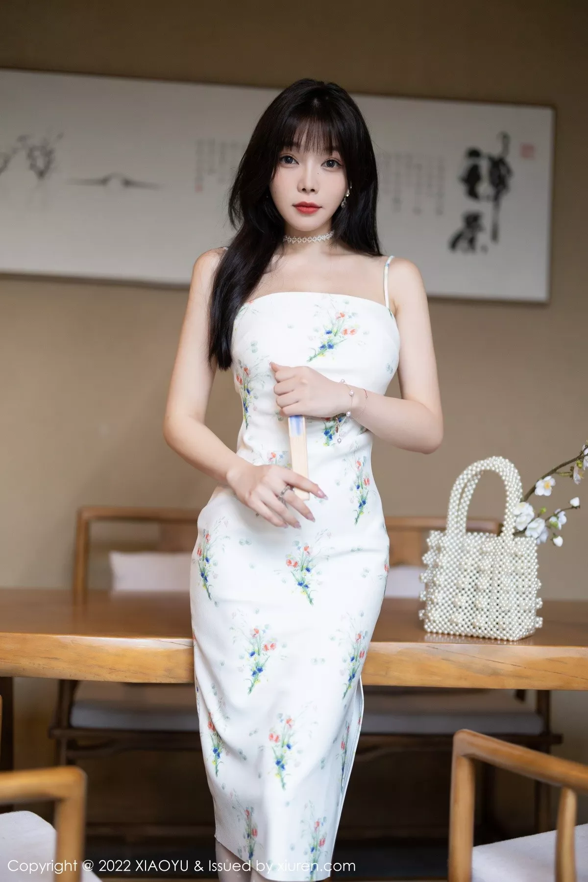 秀人集.com_[XiaoYu画语界]Vol.818_女神芝芝Booty脱性感白色吊带连衣裙露黄色蕾丝内衣诱惑写真94P