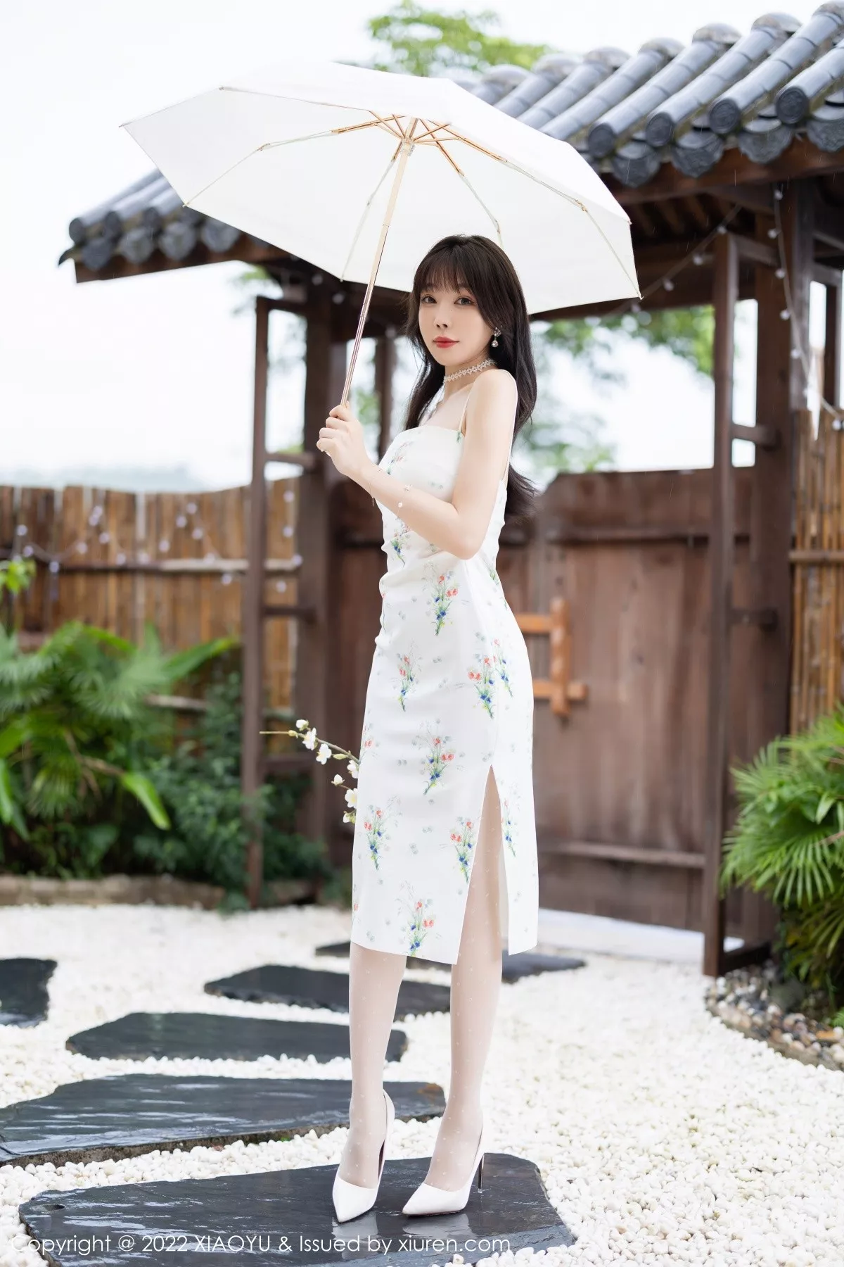 秀人集.com_[XiaoYu画语界]Vol.818_女神芝芝Booty脱性感白色吊带连衣裙露黄色蕾丝内衣诱惑写真94P