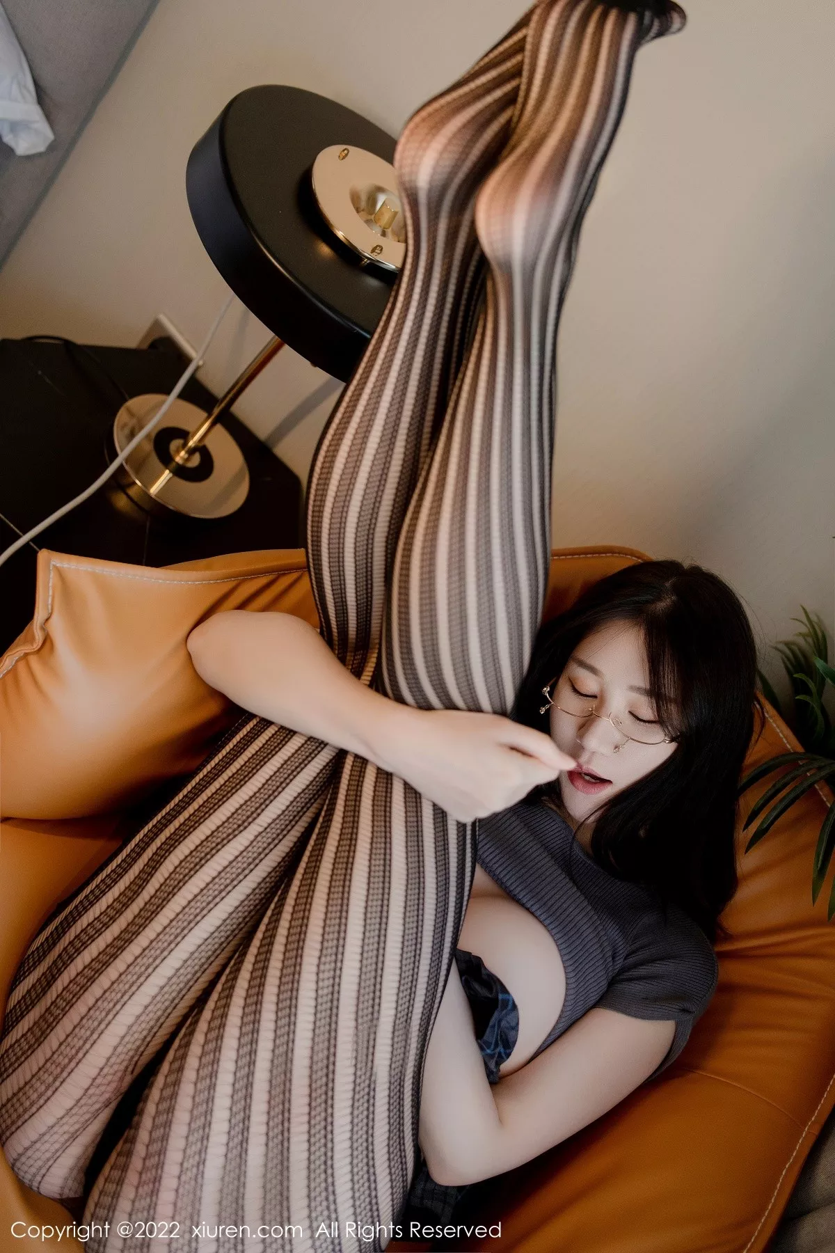 秀人集.com_[XiuRen秀人网]No.5260_模特顾乔楠Cora私房真空上衣配黑色网纹袜半脱秀翘臀诱惑写真66P