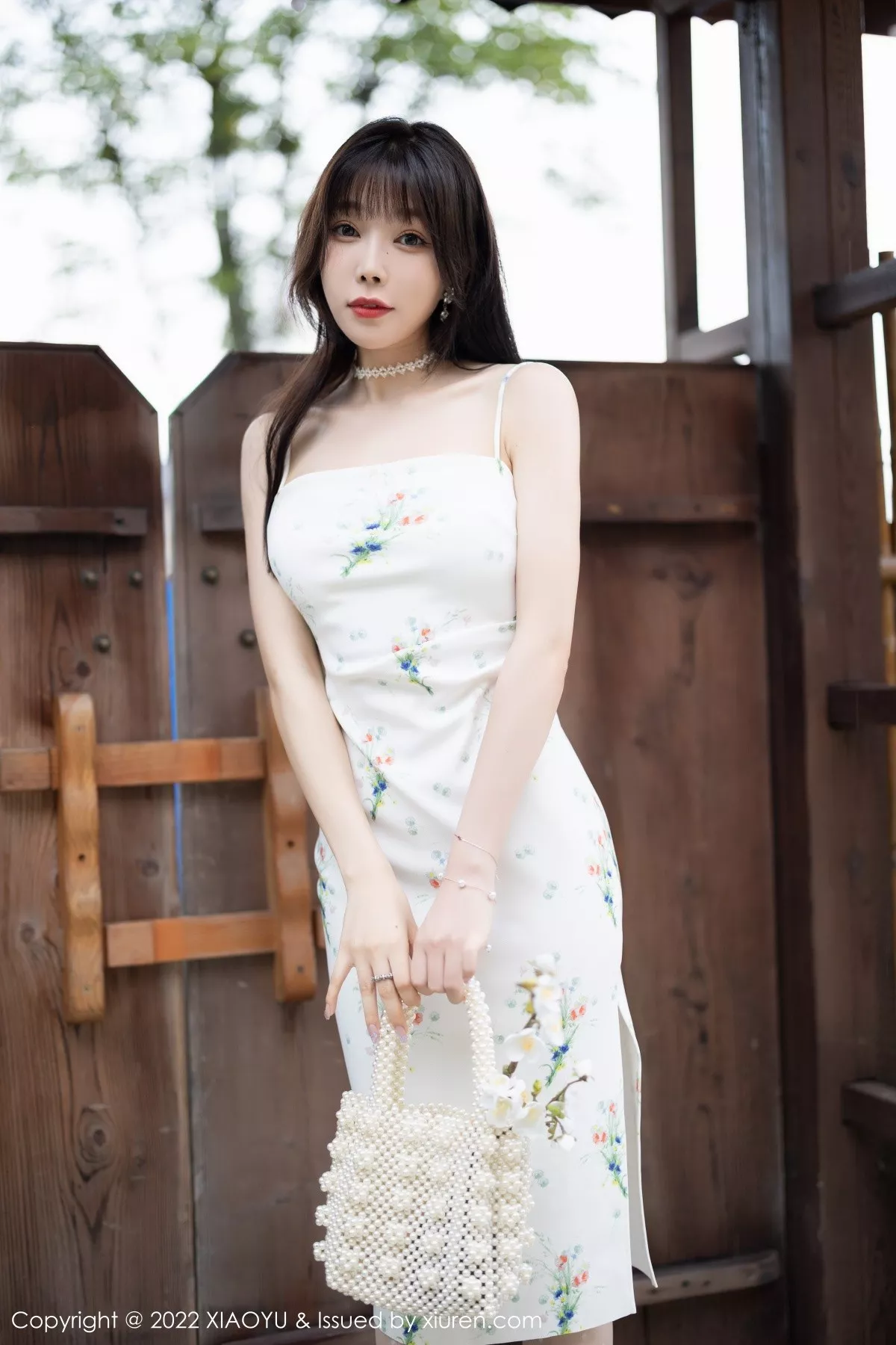 秀人集.com_[XiaoYu画语界]Vol.818_女神芝芝Booty脱性感白色吊带连衣裙露黄色蕾丝内衣诱惑写真94P