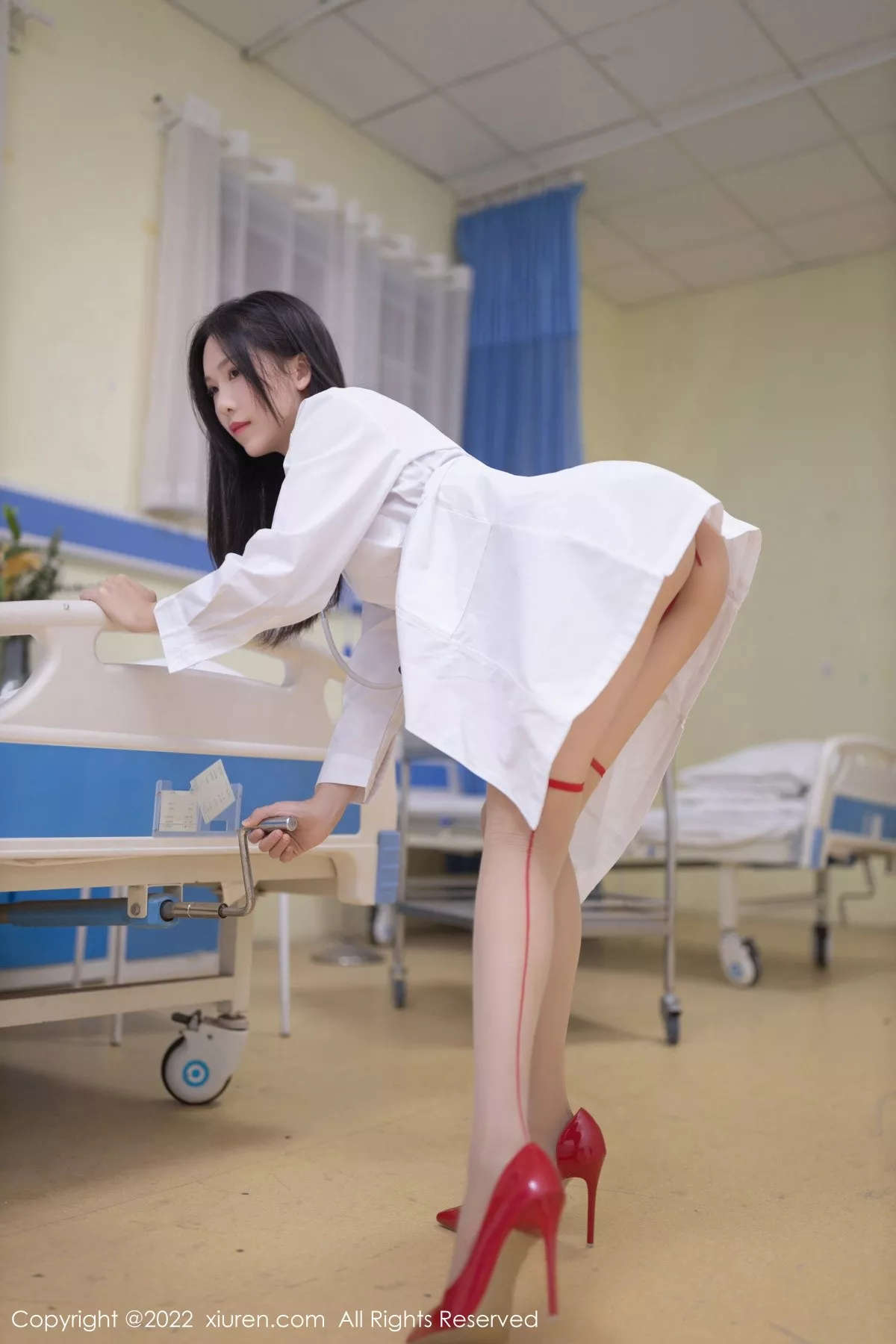 秀人集.com_[XiuRen秀人网]No.5267_模特利世脱性感白色护士服露暗红色蕾丝内衣超薄肉丝诱惑写真74P