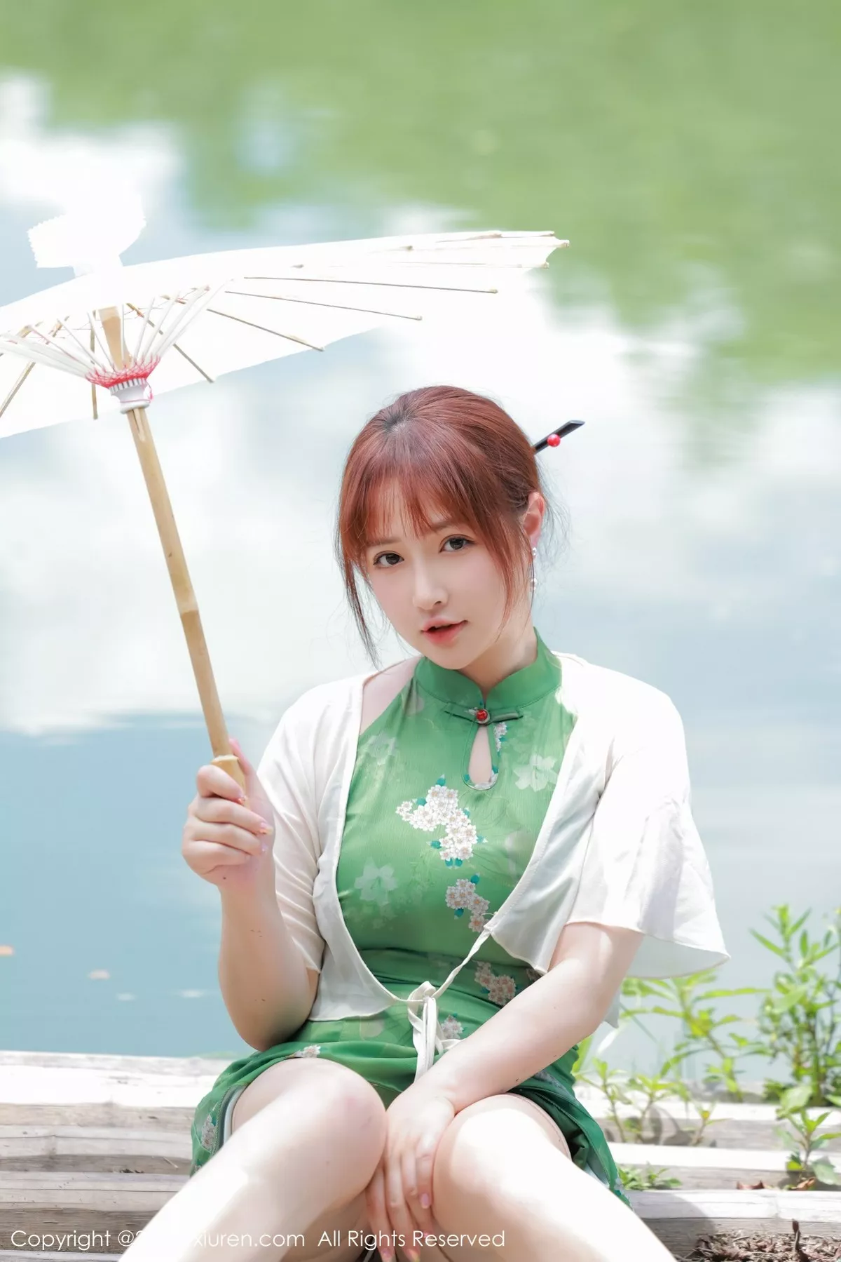 秀人集.com_[XiuRen秀人网]No.5276_模特养乐多DoDo江边场景性感绿色旗袍配超薄肉丝迷人诱惑写真51P