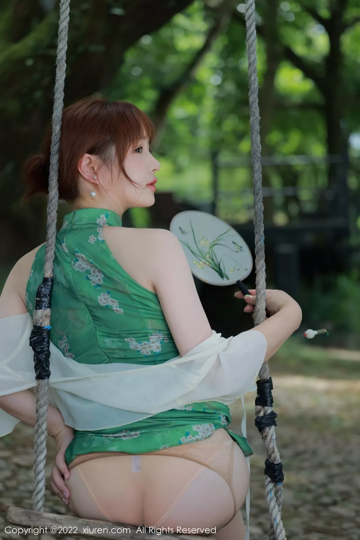 秀人集.com_[XiuRen秀人网]No.5276_模特养乐多DoDo江边场景性感绿色旗袍配超薄肉丝迷人诱惑写真51P