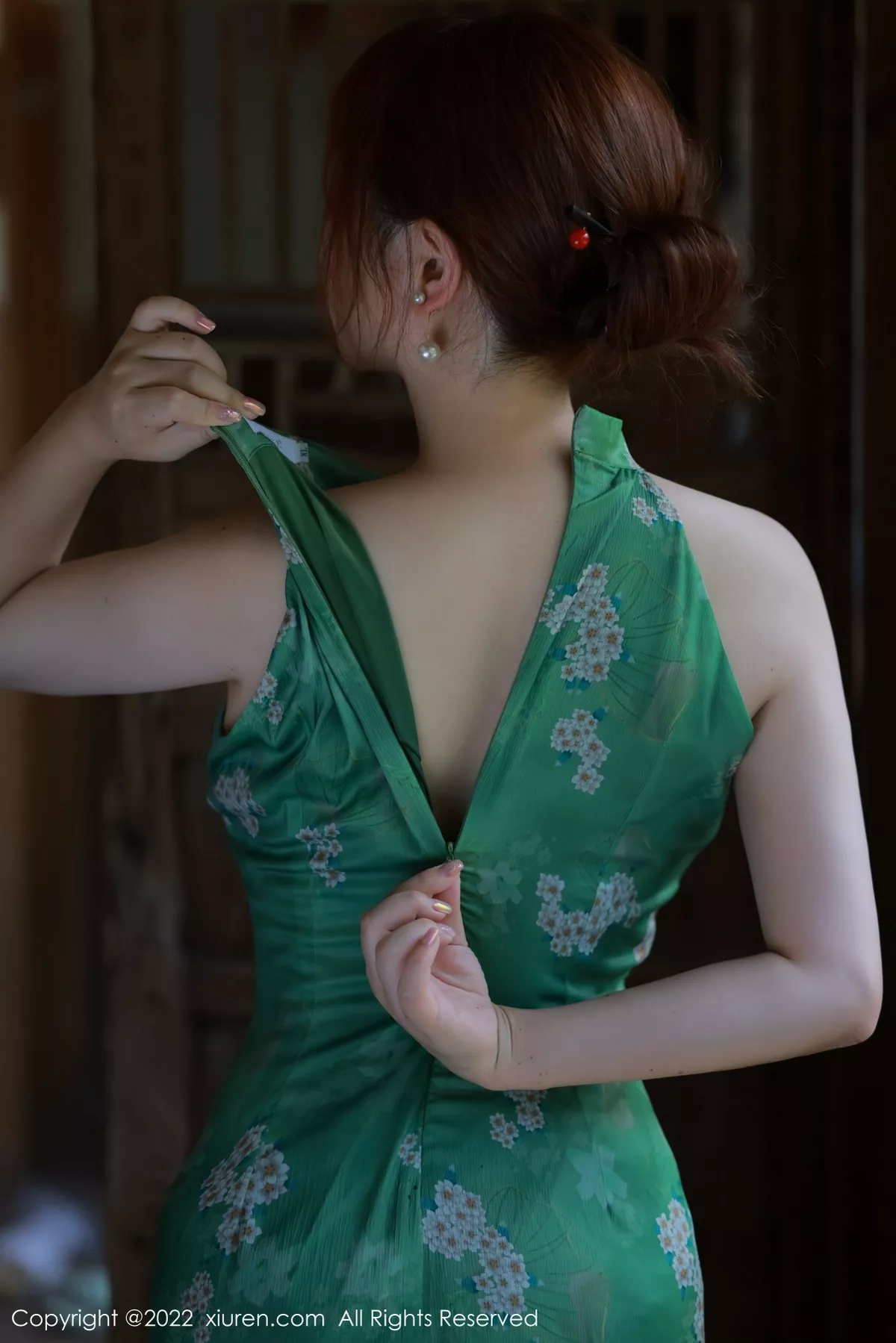 秀人集.com_[XiuRen秀人网]No.5276_模特养乐多DoDo江边场景性感绿色旗袍配超薄肉丝迷人诱惑写真51P