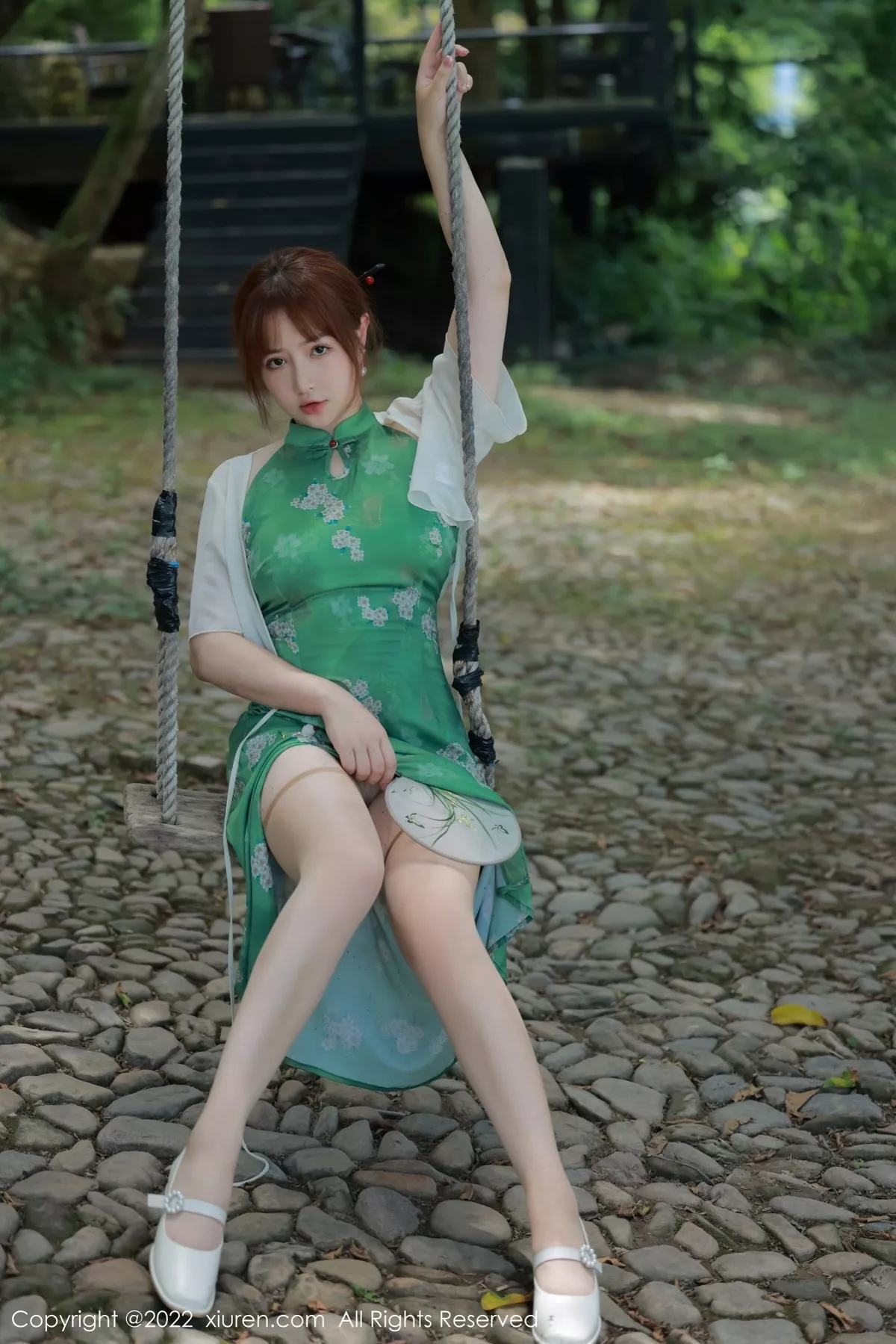 秀人集.com_[XiuRen秀人网]No.5276_模特养乐多DoDo江边场景性感绿色旗袍配超薄肉丝迷人诱惑写真51P