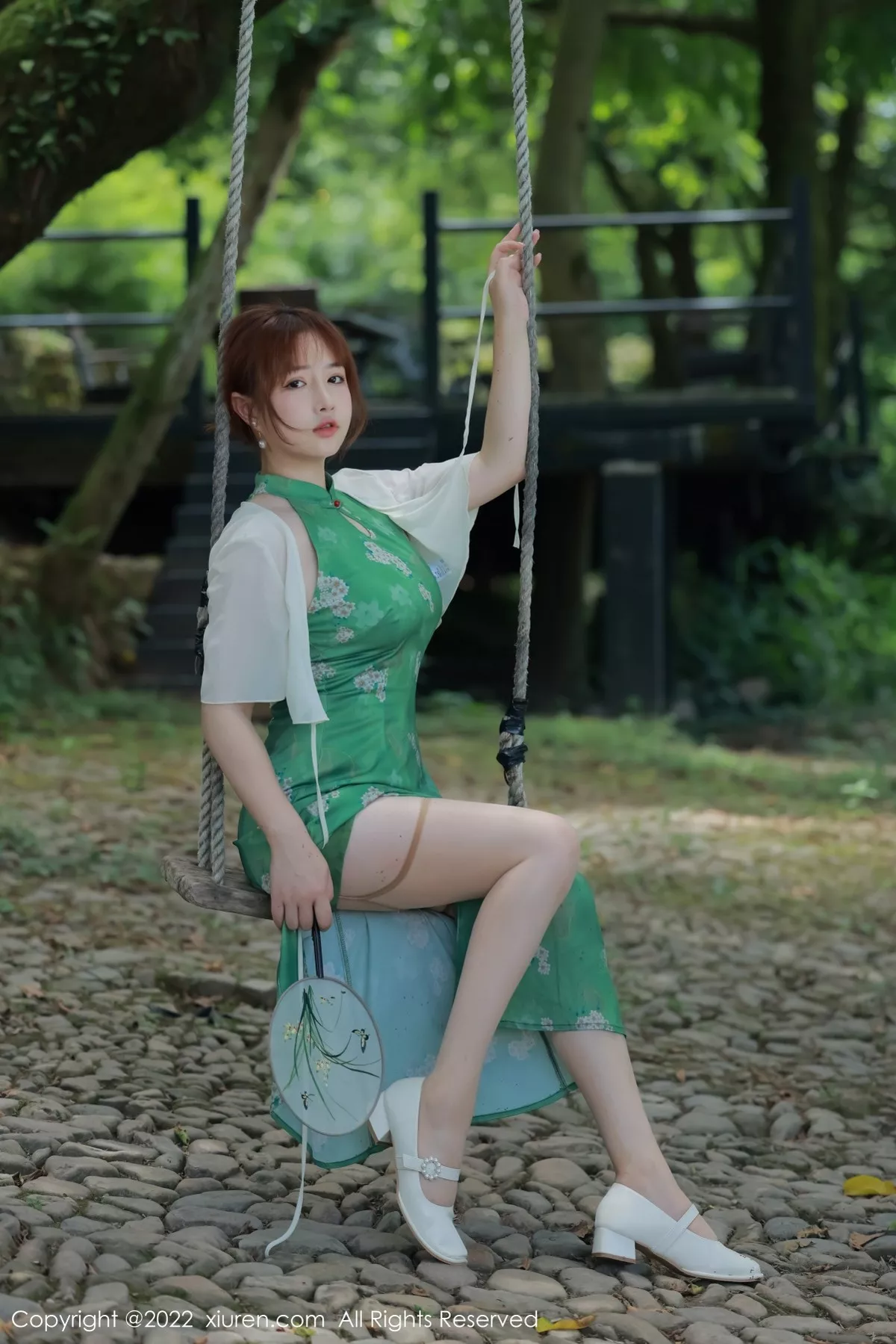 秀人集.com_[XiuRen秀人网]No.5276_模特养乐多DoDo江边场景性感绿色旗袍配超薄肉丝迷人诱惑写真51P