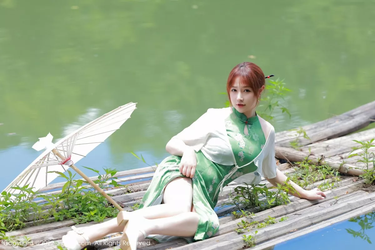 秀人集.com_[XiuRen秀人网]No.5276_模特养乐多DoDo江边场景性感绿色旗袍配超薄肉丝迷人诱惑写真51P