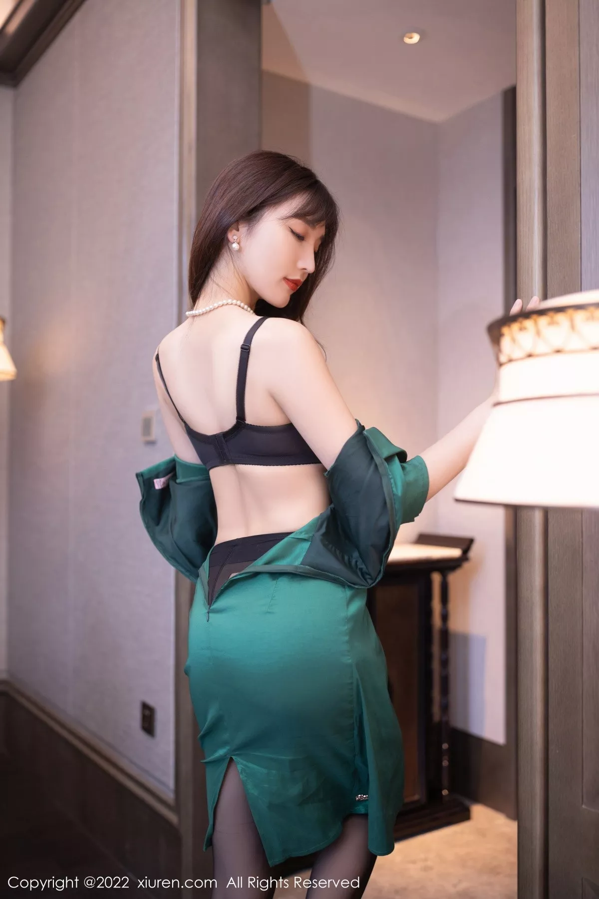 秀人集.com_[XiuRen秀人网]No.5278_模特陆萱萱广州-云南旅拍绿色礼裙露蕾丝内衣超薄黑丝诱惑写真70P