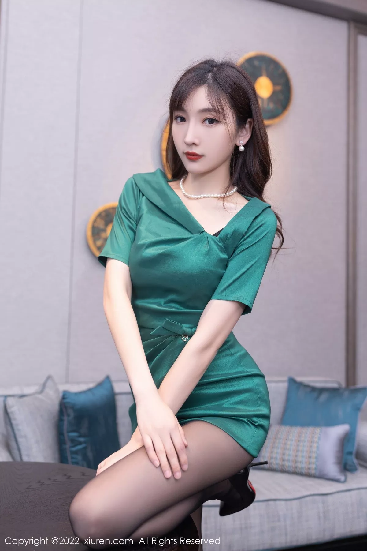 秀人集.com_[XiuRen秀人网]No.5278_模特陆萱萱广州-云南旅拍绿色礼裙露蕾丝内衣超薄黑丝诱惑写真70P