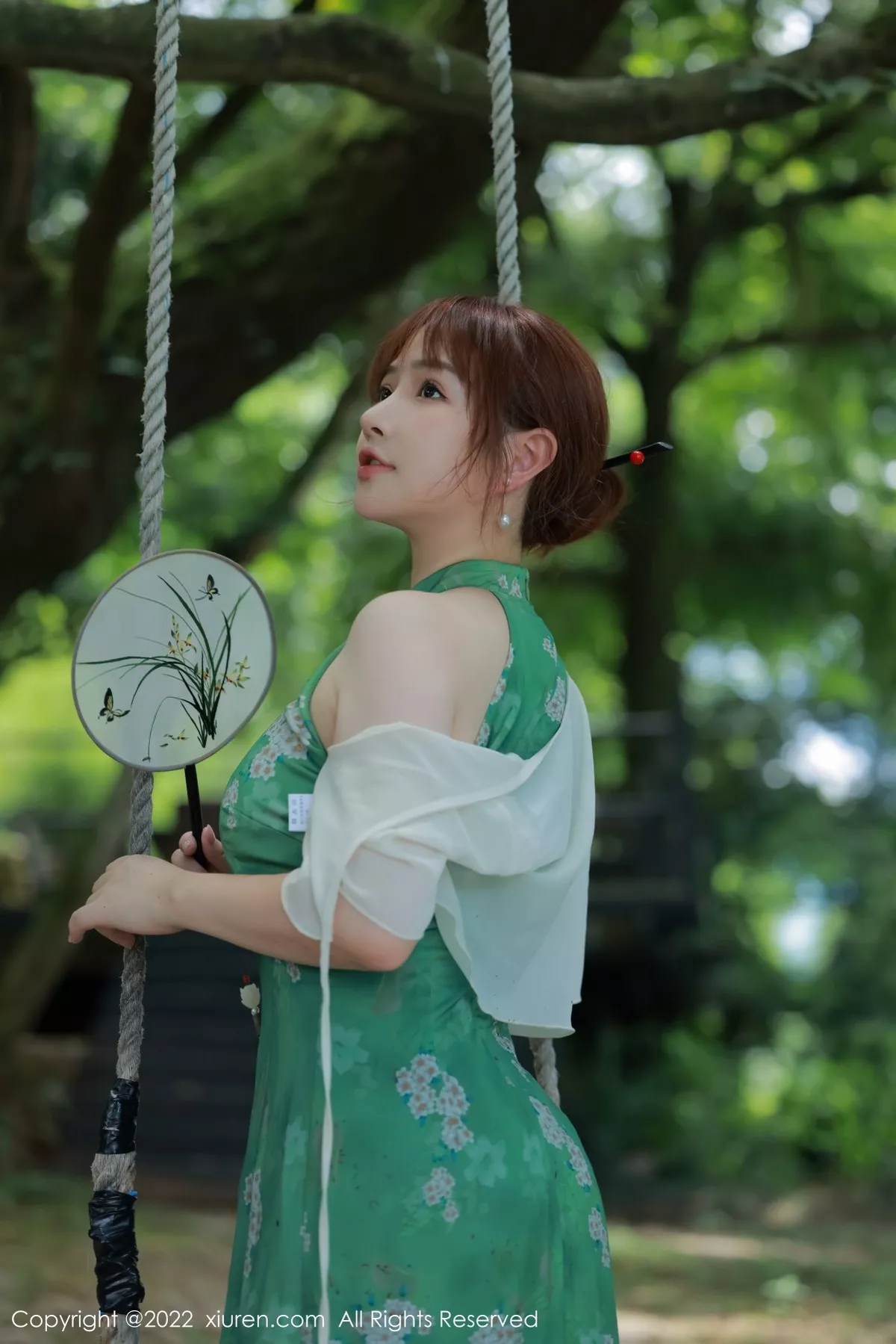 秀人集.com_[XiuRen秀人网]No.5276_模特养乐多DoDo江边场景性感绿色旗袍配超薄肉丝迷人诱惑写真51P